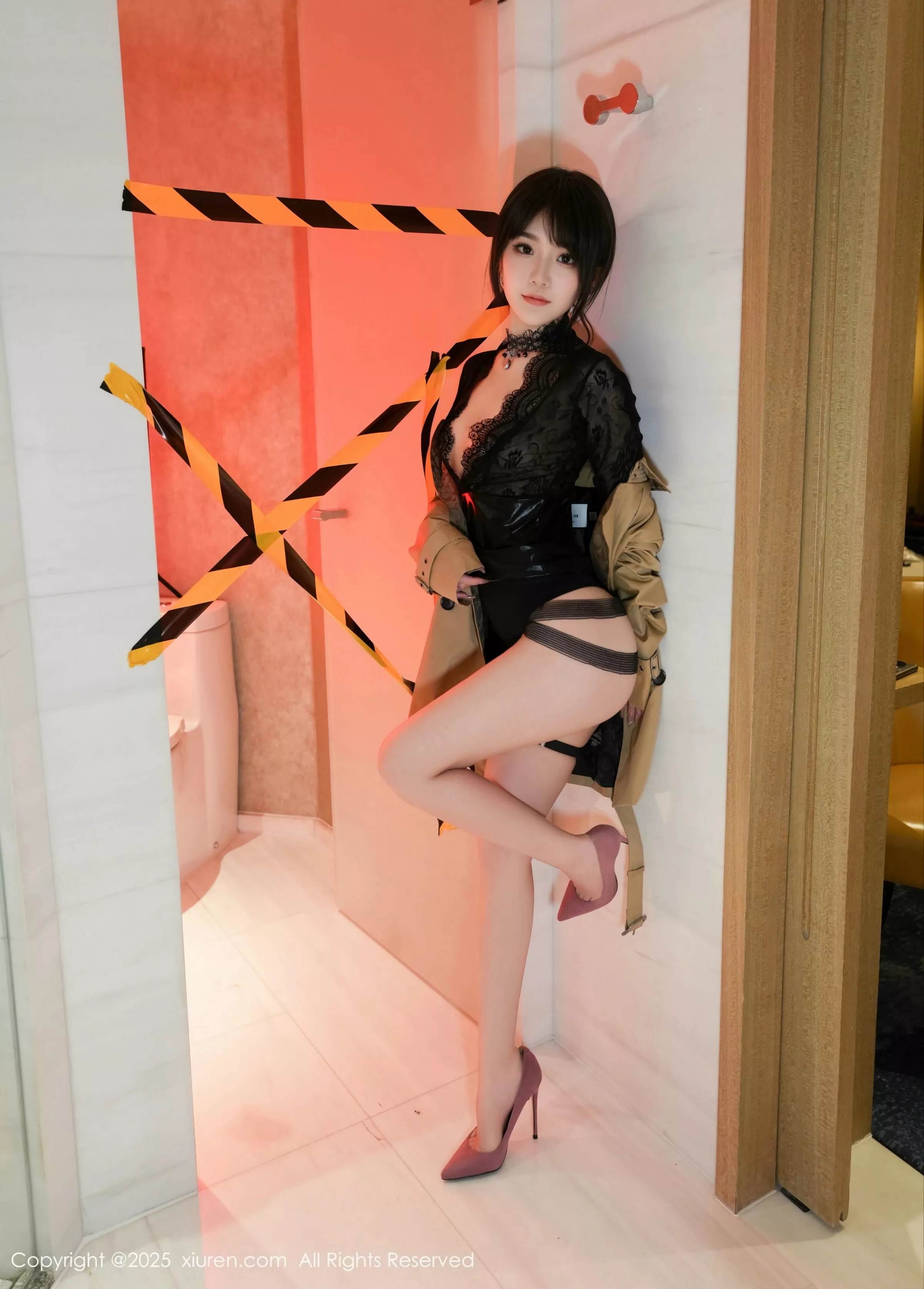 [[XiuRen秀人网]秀人网]No.10134_模特汁汁性感浅色风衣服饰露黑色情趣内衣秀惹火身材诱惑写真71P