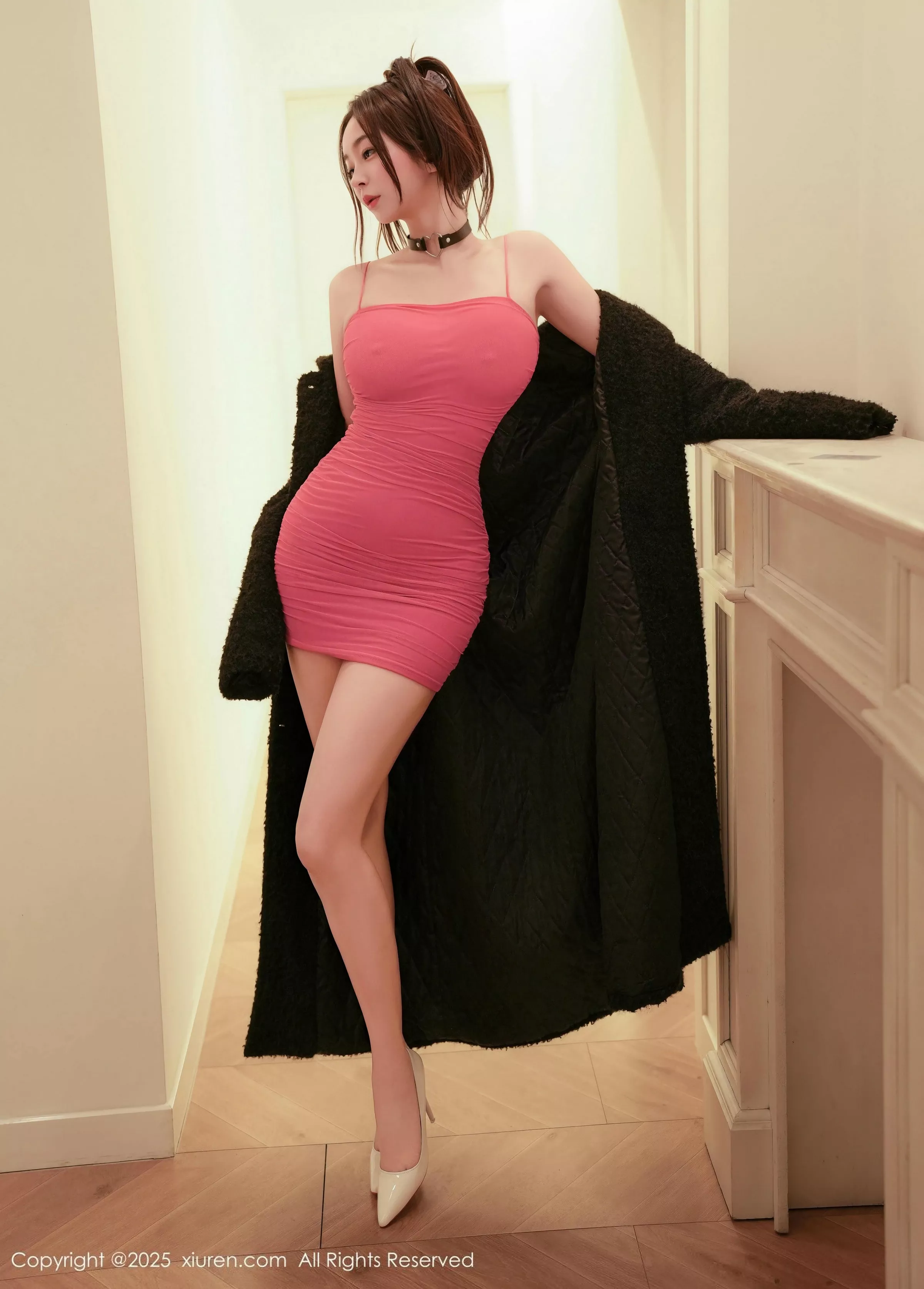 [[XiuRen秀人网]秀人网]No.10132_模特星星baby黑色大衣露粉色连衣短裙秀曼妙身姿撩人诱惑写真55P