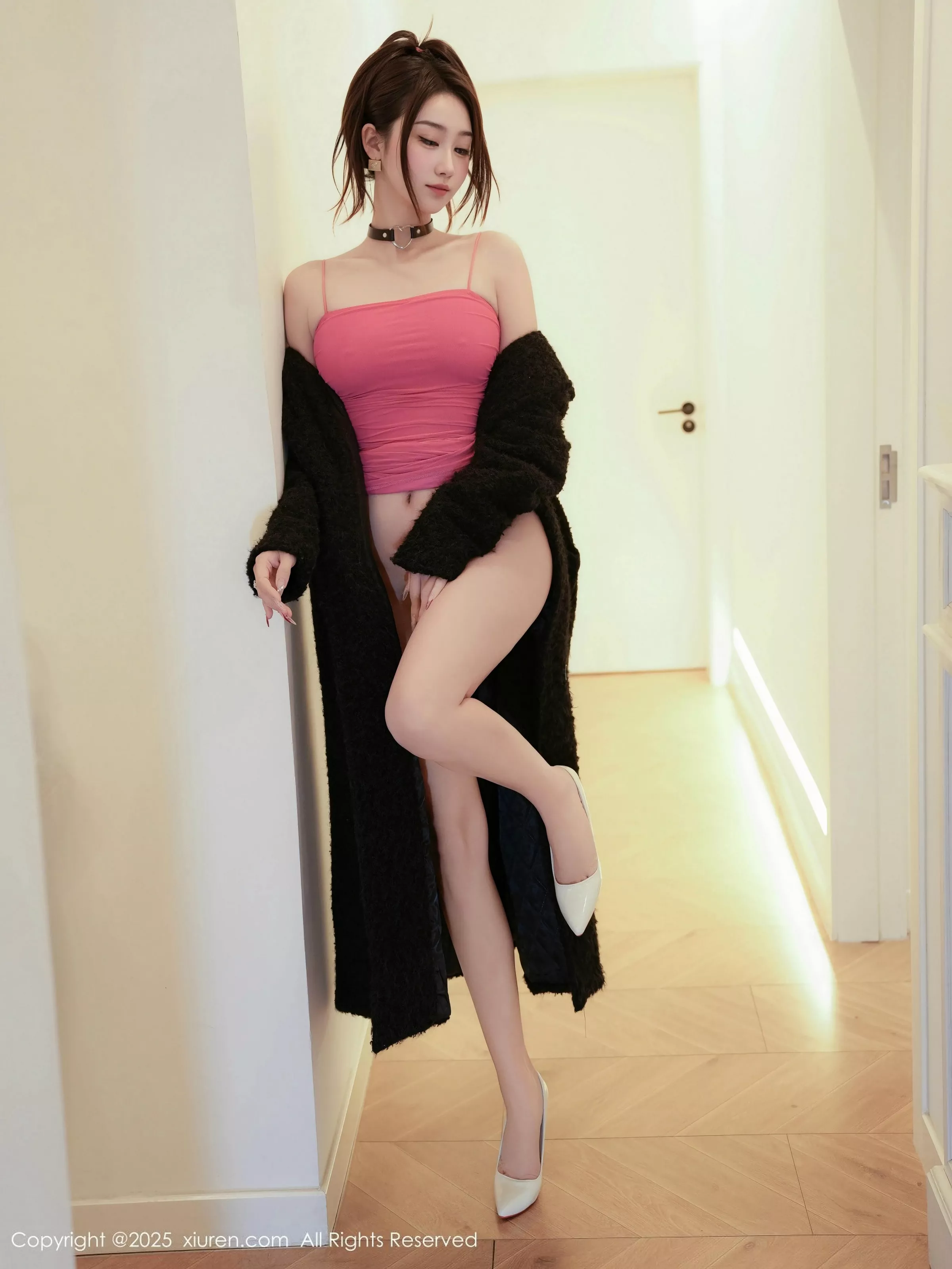 [[XiuRen秀人网]秀人网]No.10132_模特星星baby黑色大衣露粉色连衣短裙秀曼妙身姿撩人诱惑写真55P