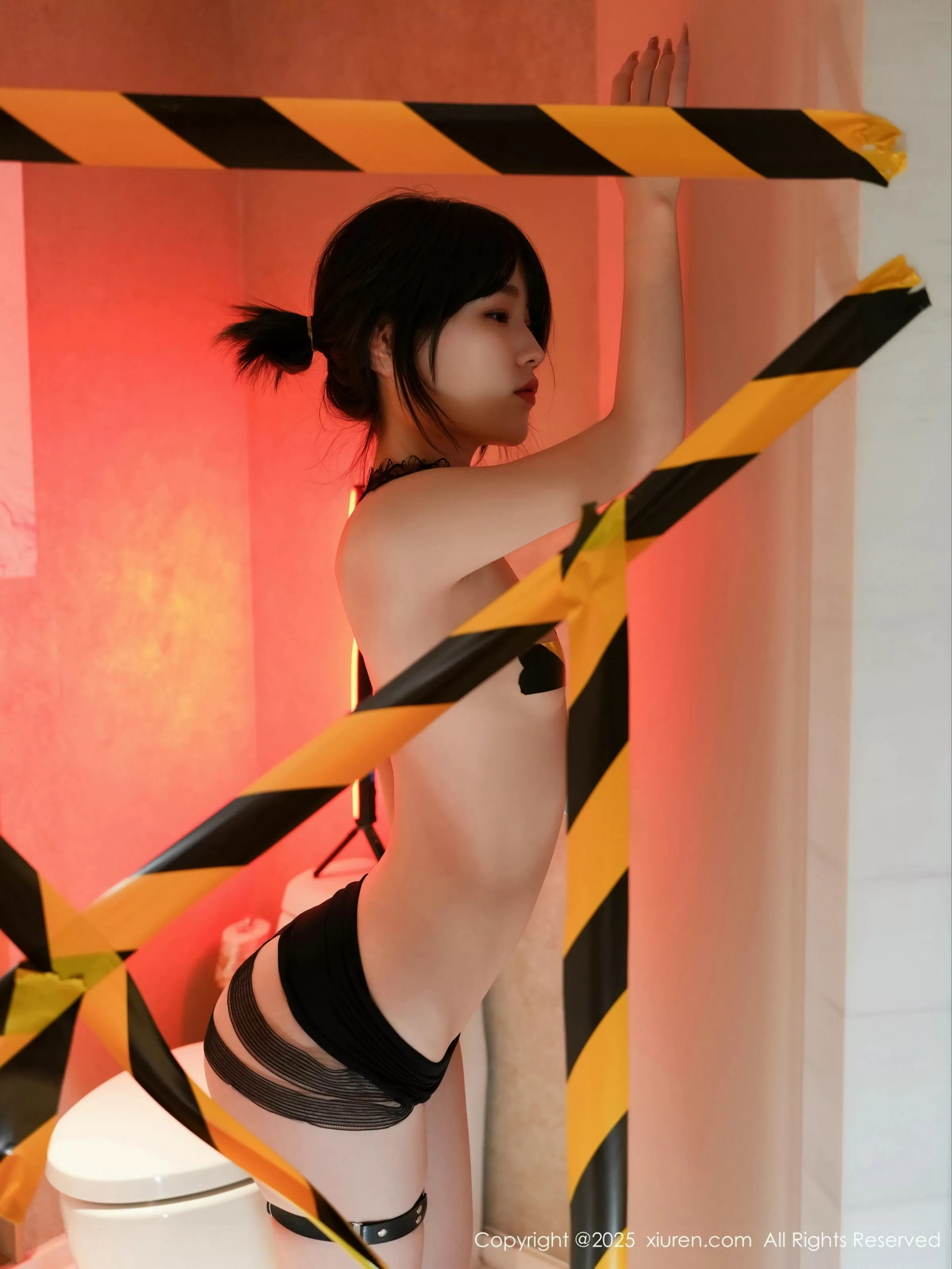 [[XiuRen秀人网]秀人网]No.10134_模特汁汁性感浅色风衣服饰露黑色情趣内衣秀惹火身材诱惑写真71P