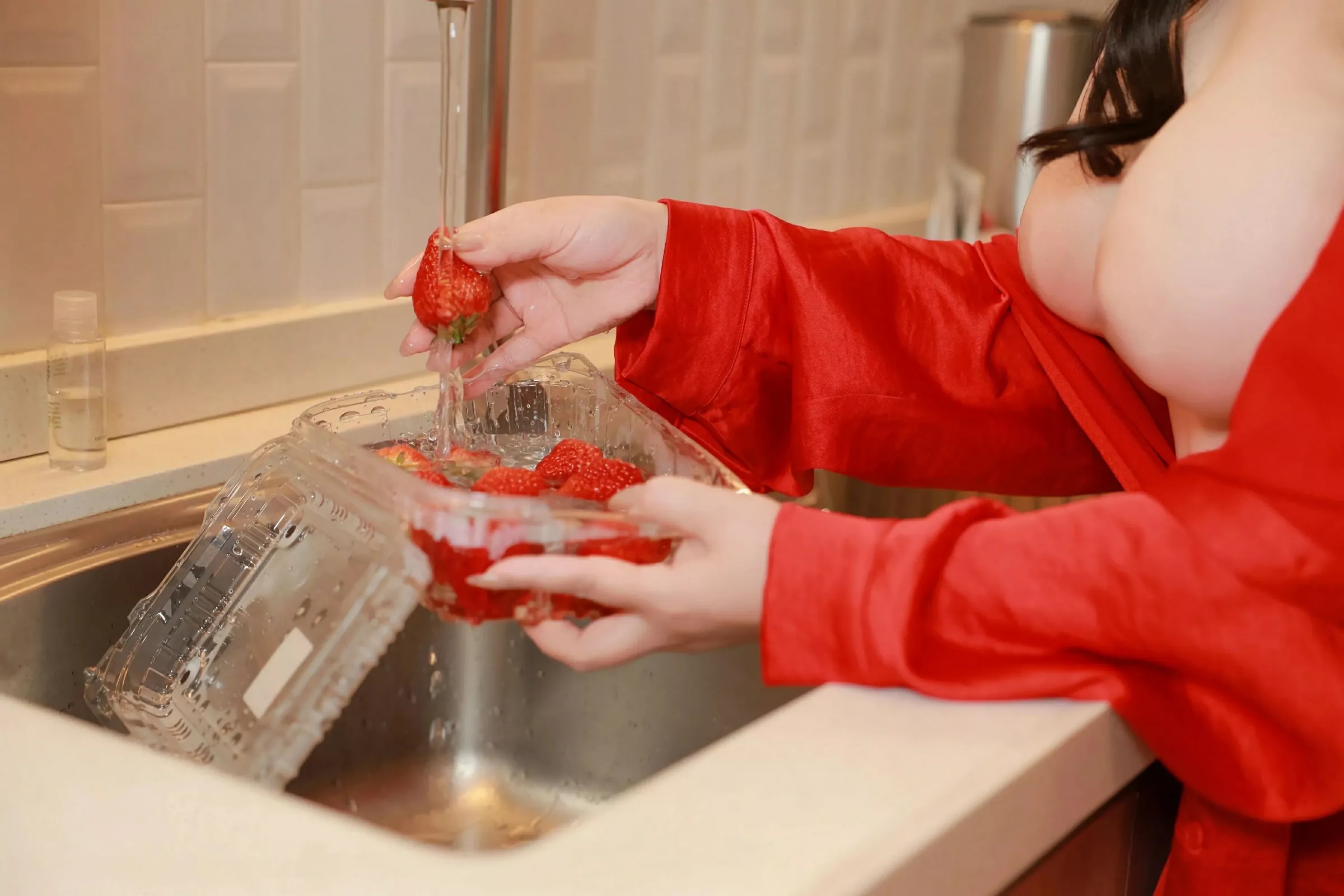 [[XiuRen秀人网]秀人网]No.10138_模特麦田性感红色衬衫配黑短裙露开档肉丝秀婀娜身姿诱惑写真56P