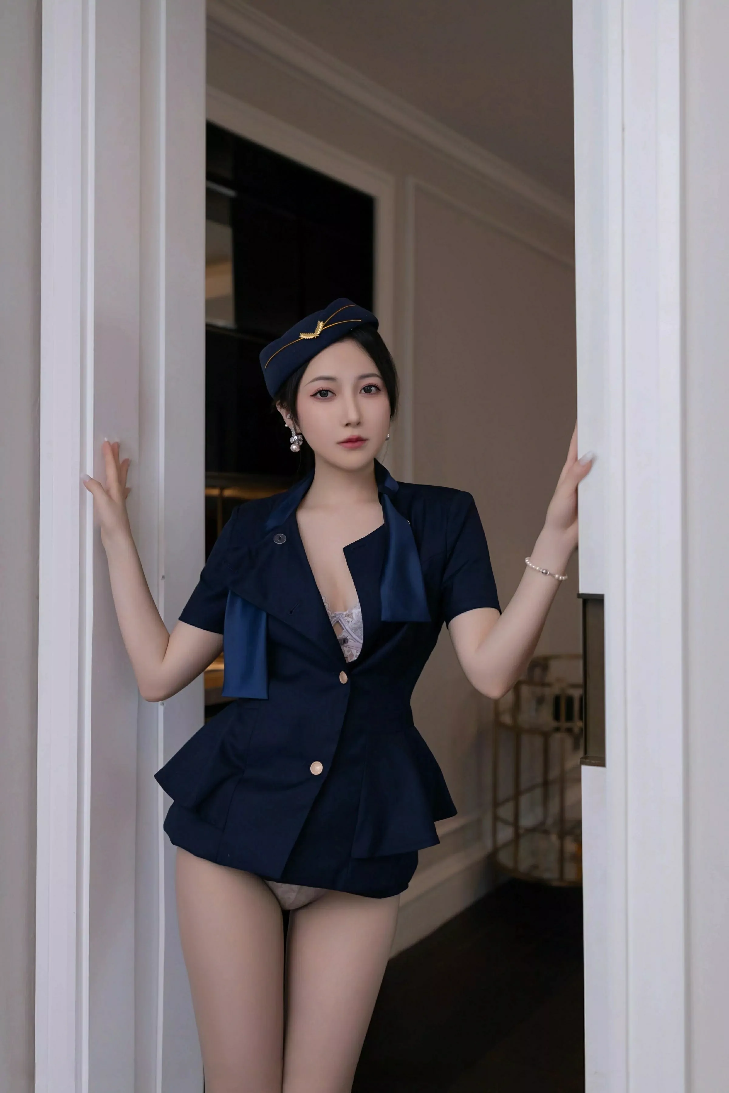 [[XiuRen秀人网]秀人网]No.10142_模特鱼子酱Fish性感空姐制服露白色内衣配灰丝袜秀美腿诱惑写真80P