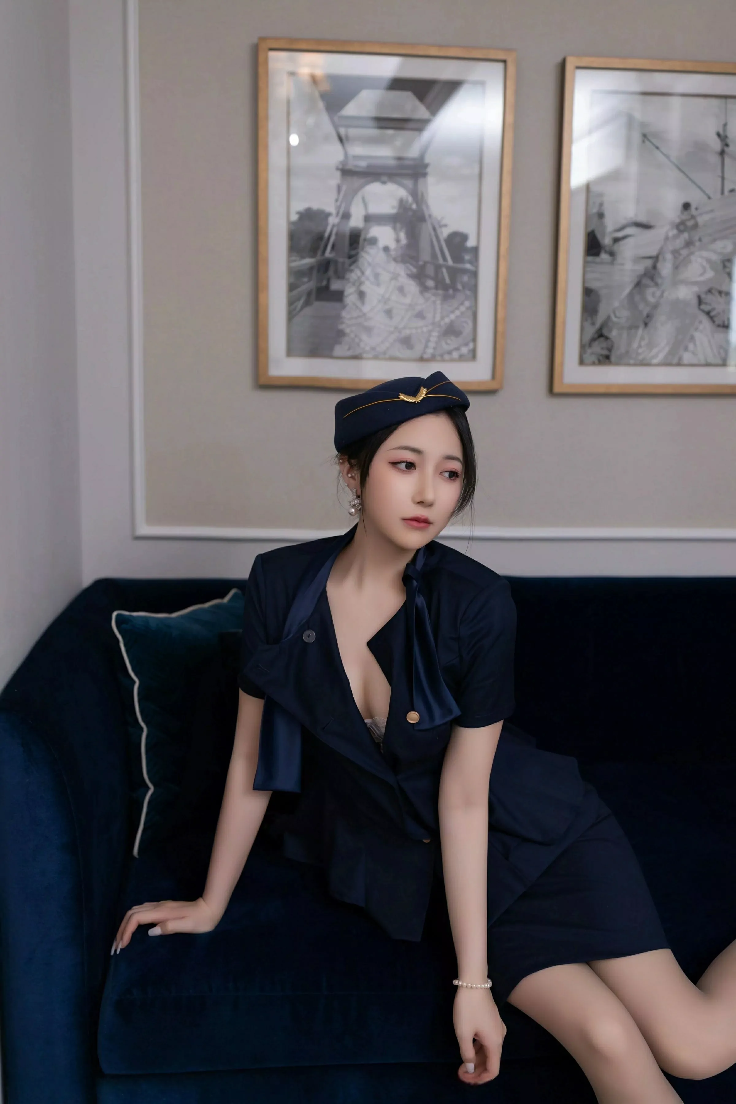 [[XiuRen秀人网]秀人网]No.10142_模特鱼子酱Fish性感空姐制服露白色内衣配灰丝袜秀美腿诱惑写真80P