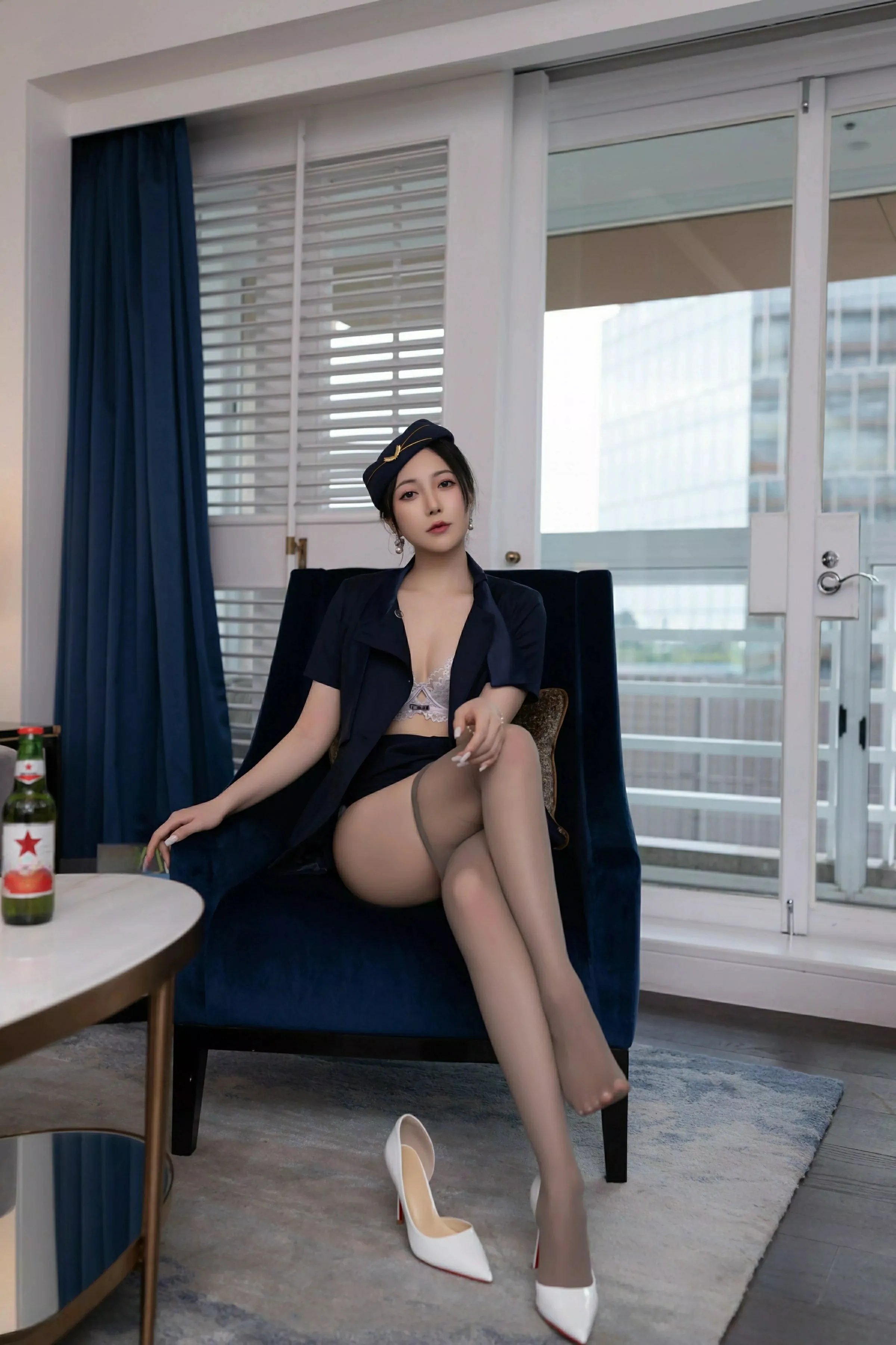 [[XiuRen秀人网]秀人网]No.10142_模特鱼子酱Fish性感空姐制服露白色内衣配灰丝袜秀美腿诱惑写真80P