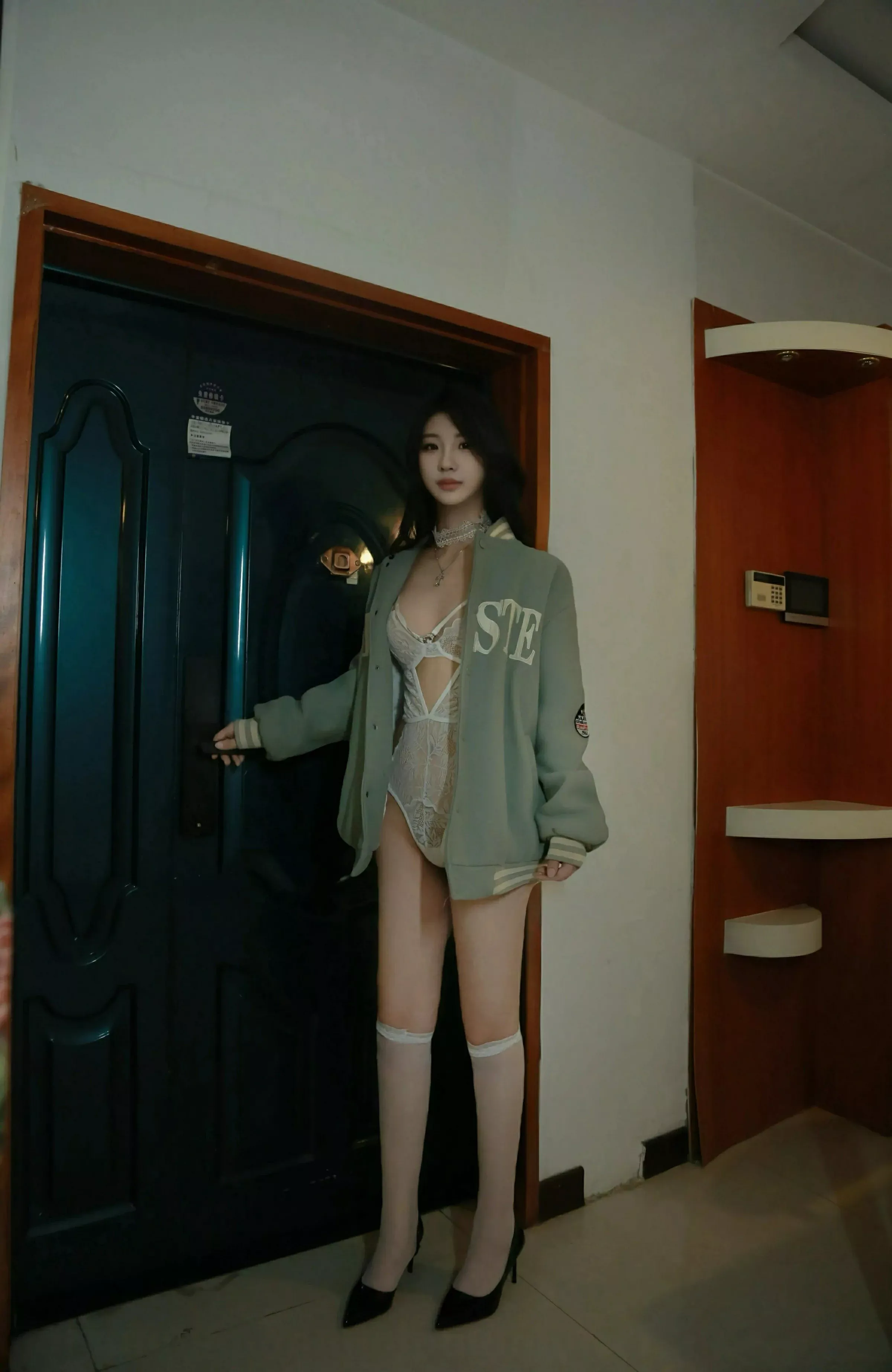 [[XiuRen秀人网]秀人网]No.10137_新人模特小芭乐性感白色情趣内衣配白丝袜秀曼妙身姿诱惑写真64P