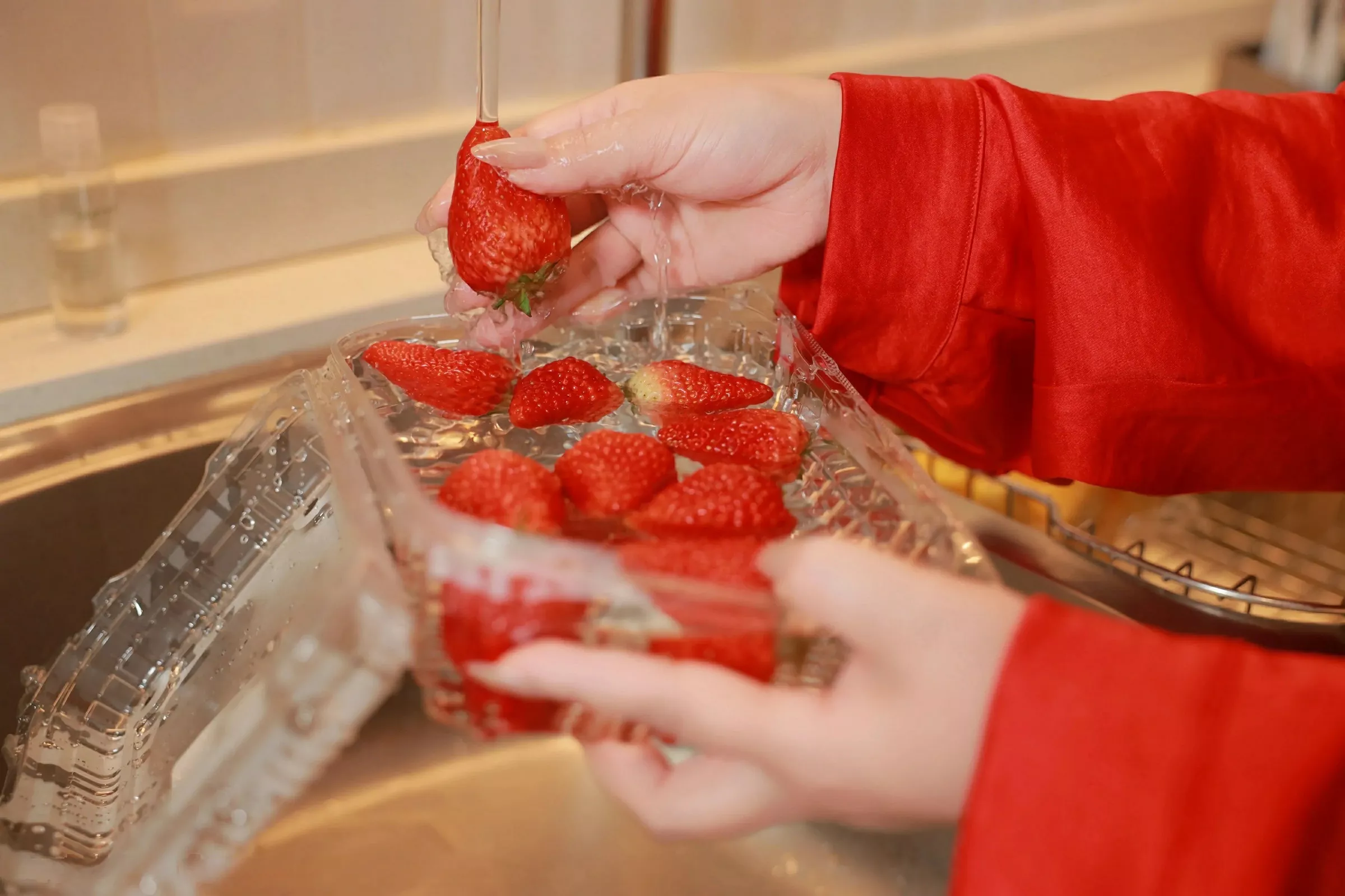 [[XiuRen秀人网]秀人网]No.10138_模特麦田性感红色衬衫配黑短裙露开档肉丝秀婀娜身姿诱惑写真56P