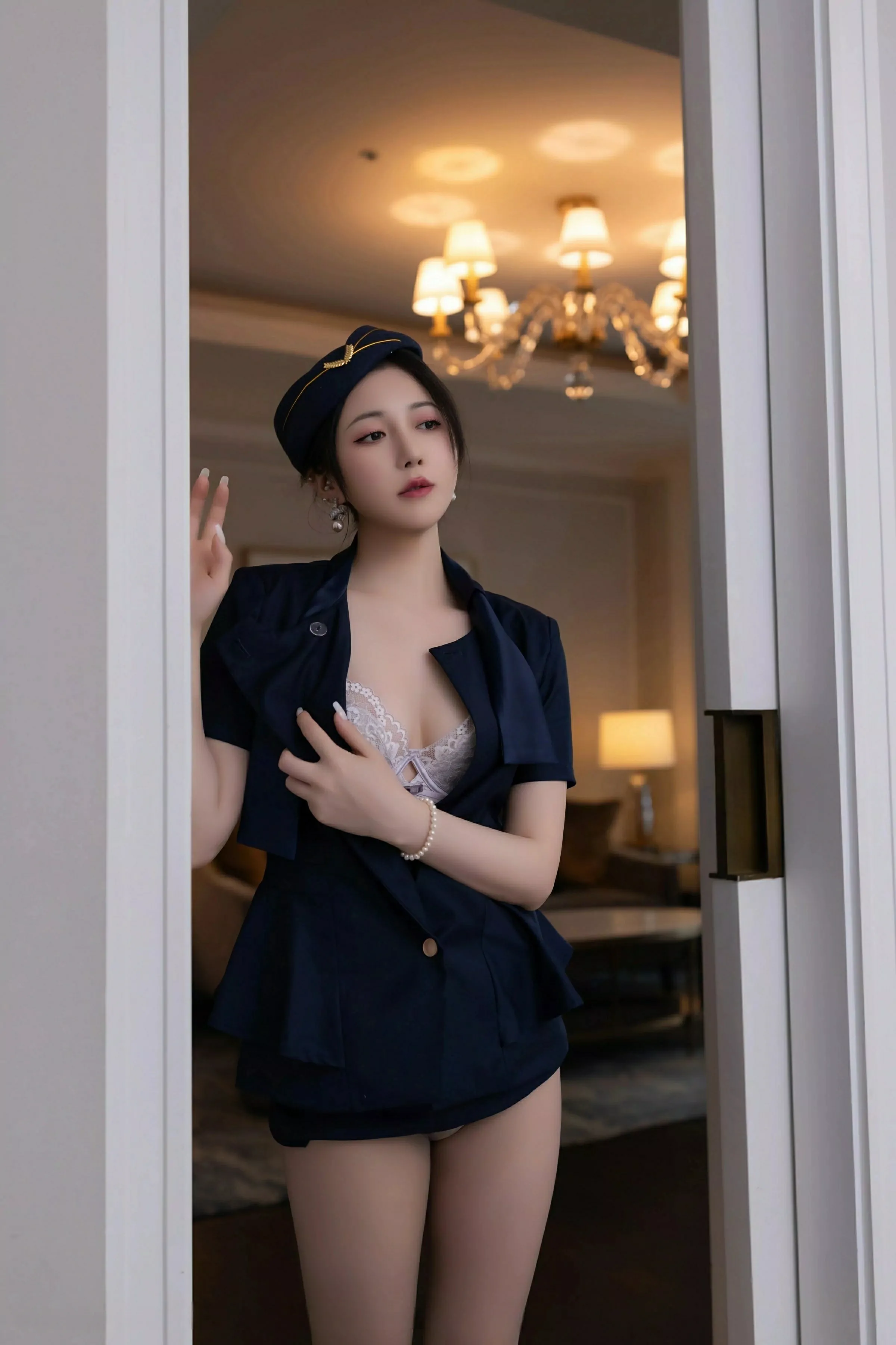 [[XiuRen秀人网]秀人网]No.10142_模特鱼子酱Fish性感空姐制服露白色内衣配灰丝袜秀美腿诱惑写真80P