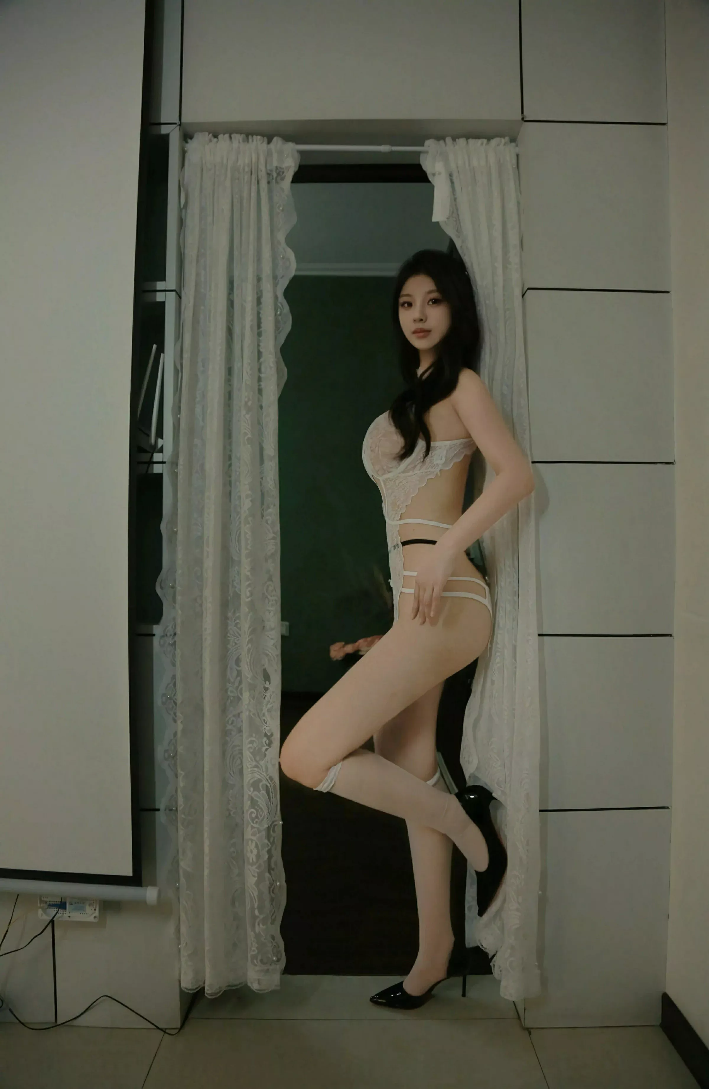 [[XiuRen秀人网]秀人网]No.10137_新人模特小芭乐性感白色情趣内衣配白丝袜秀曼妙身姿诱惑写真64P