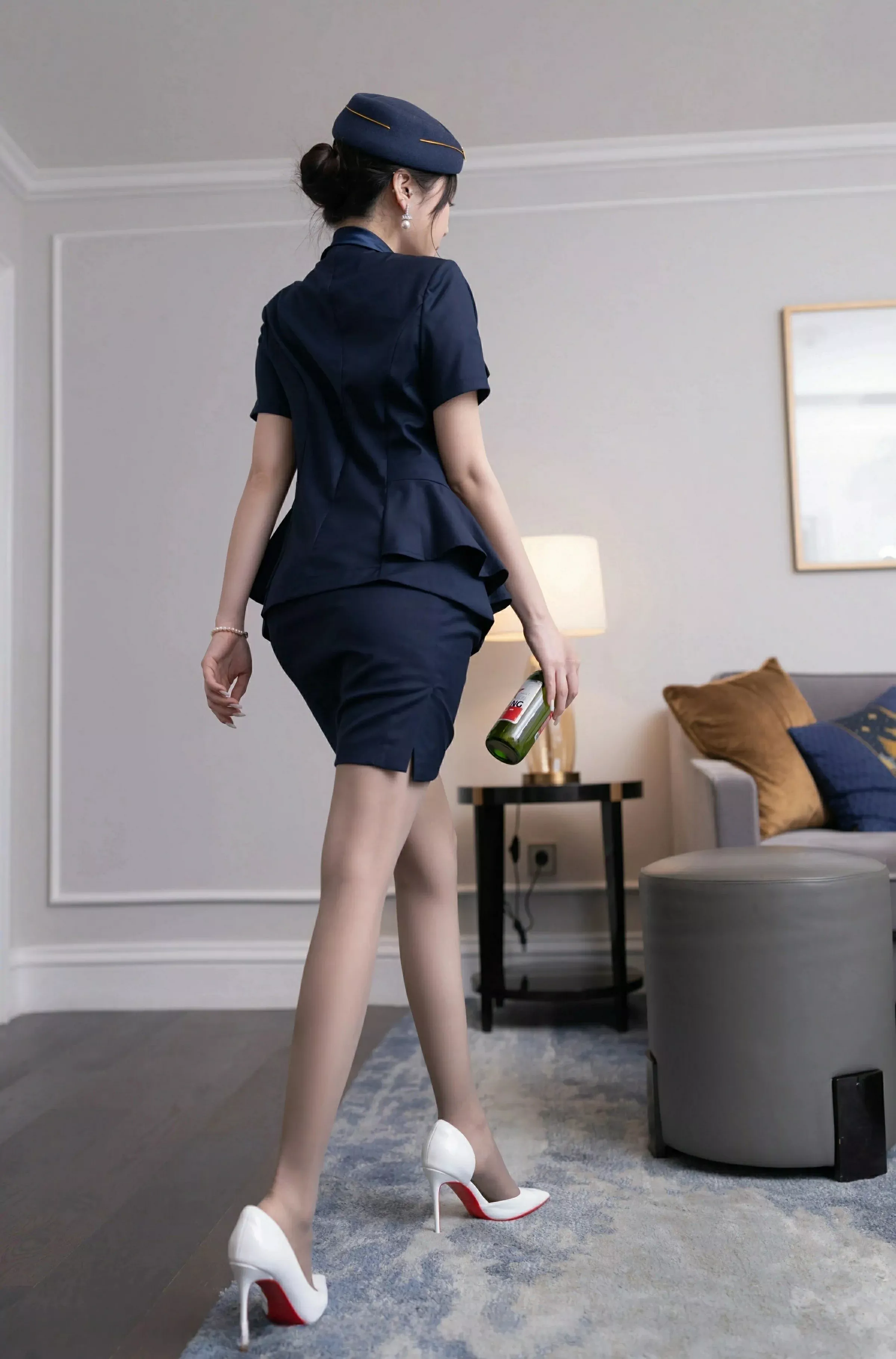 [[XiuRen秀人网]秀人网]No.10142_模特鱼子酱Fish性感空姐制服露白色内衣配灰丝袜秀美腿诱惑写真80P