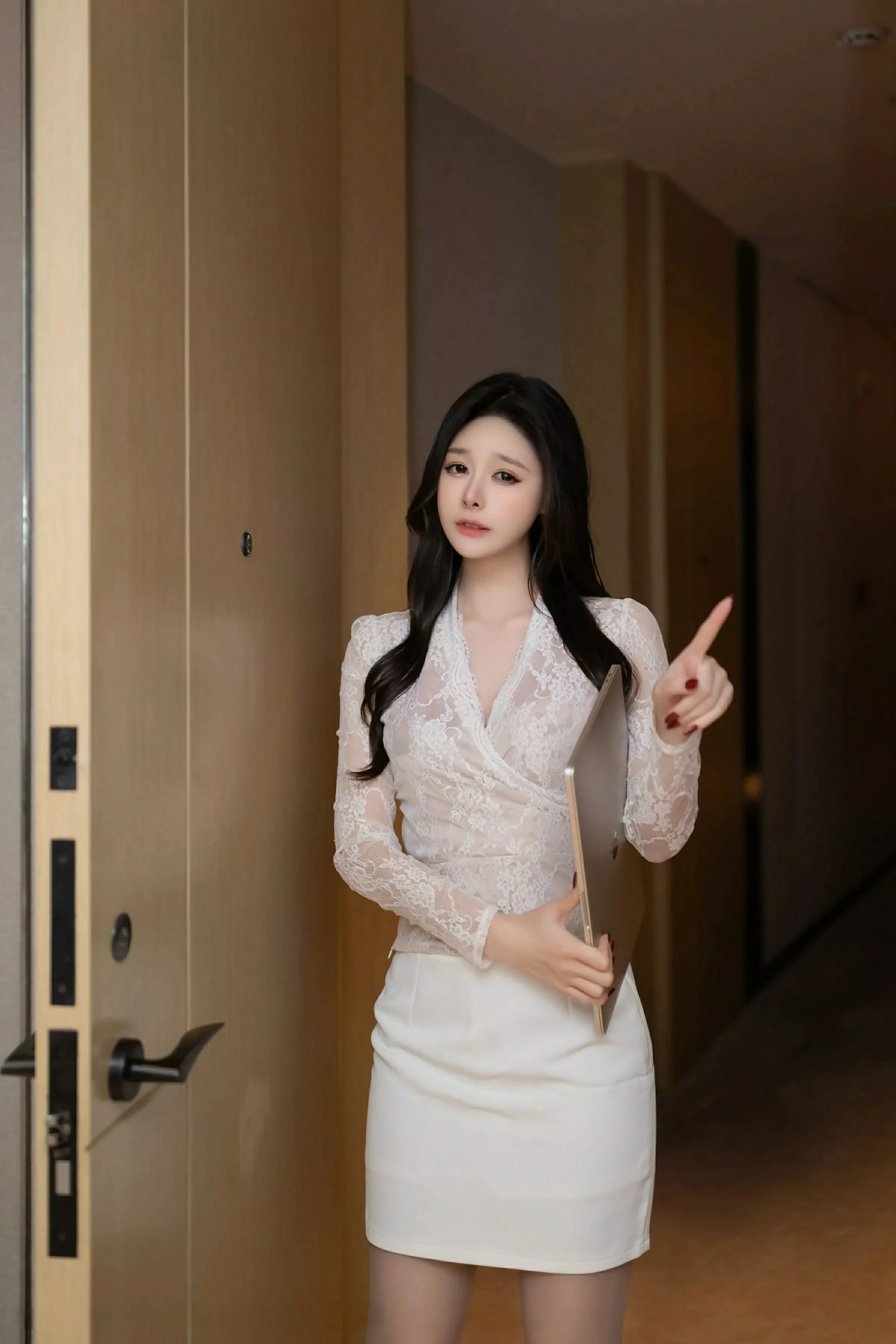 [[XiuRen秀人网]秀人网]No.10143_模特小逗逗性感白色连衣短裙配灰色丝袜秀曼妙身姿迷人诱惑写真80P