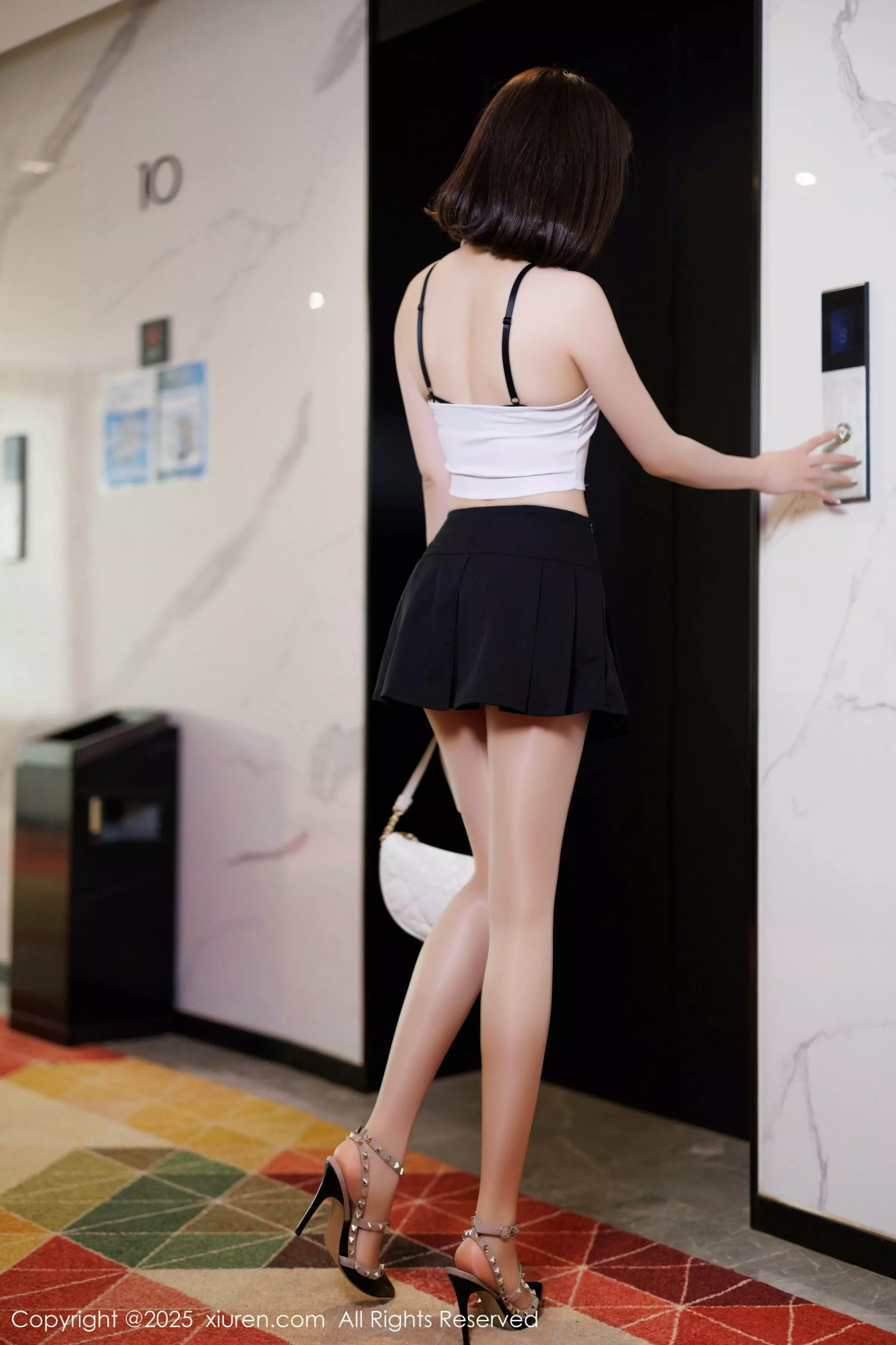 [[XiuRen秀人网]秀人网]No.10048_女神徐莉芝Booty性感白色上衣配黑色短裙秀曼妙身姿诱惑写真82P