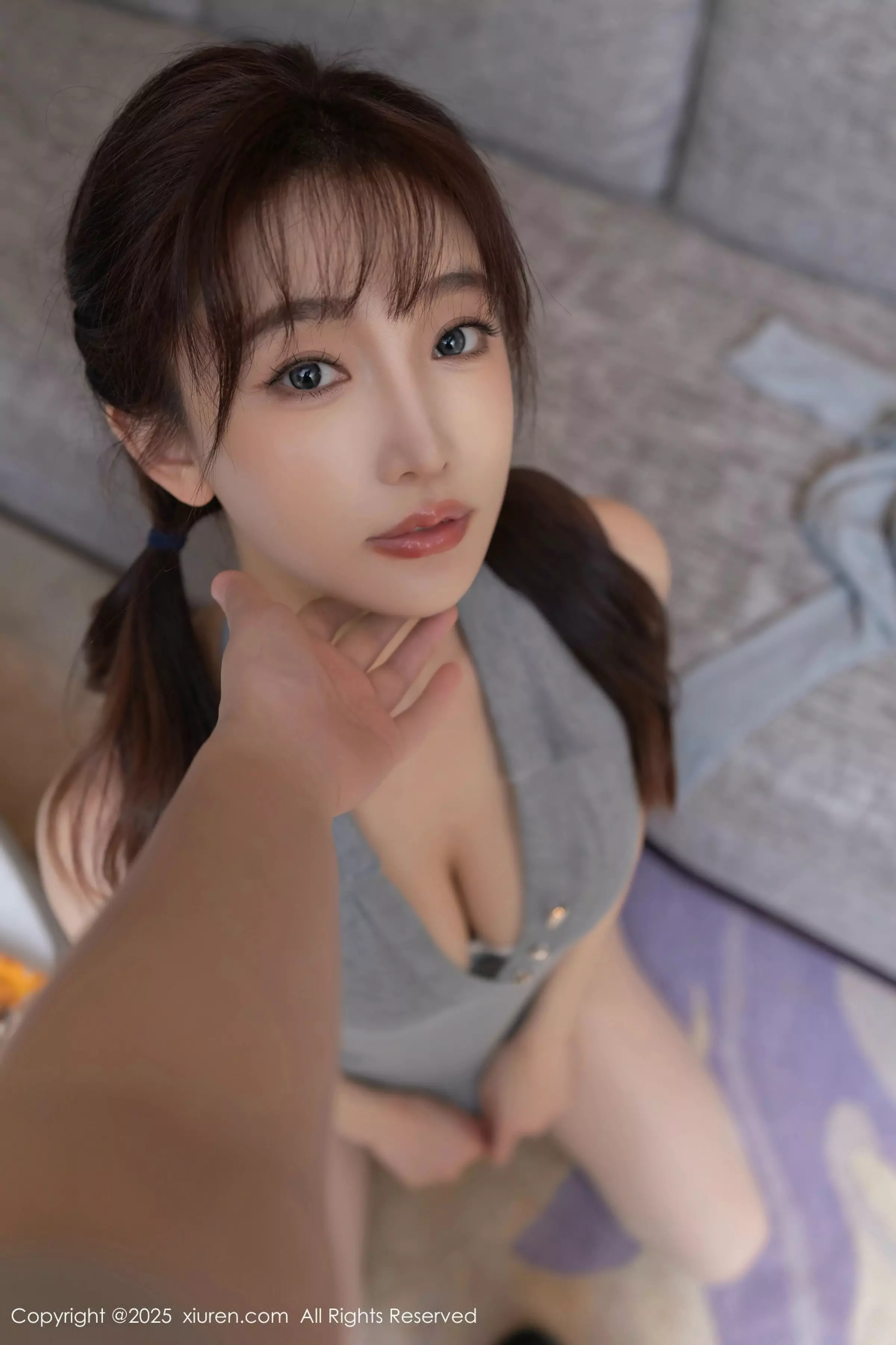 [[XiuRen秀人网]秀人网]No.10049_模特陆萱萱性感灰色连衣短裙配超薄肉丝秀柔美身姿诱惑写真80P