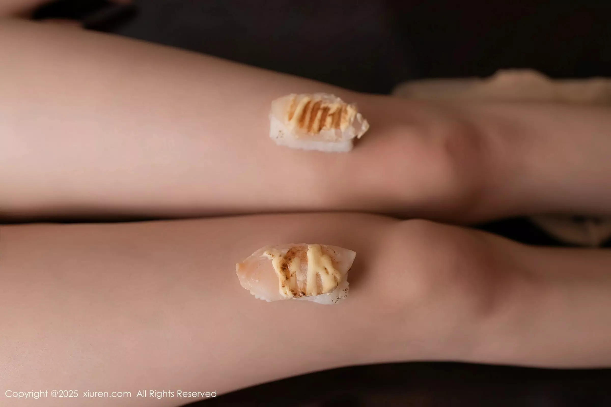 [[XiuRen秀人网]秀人网]No.10049_模特陆萱萱性感灰色连衣短裙配超薄肉丝秀柔美身姿诱惑写真80P