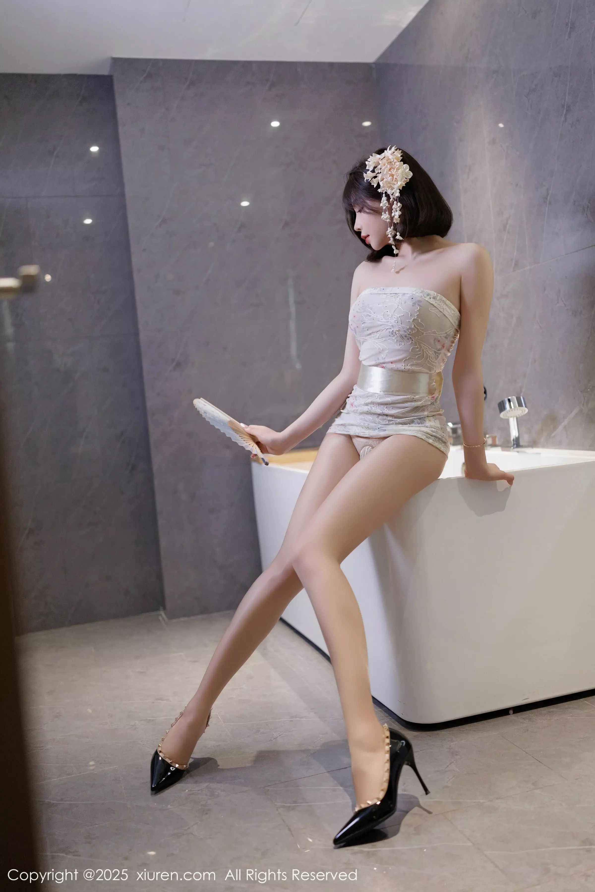 [[XiuRen秀人网]秀人网]No.10048_女神徐莉芝Booty性感白色上衣配黑色短裙秀曼妙身姿诱惑写真82P