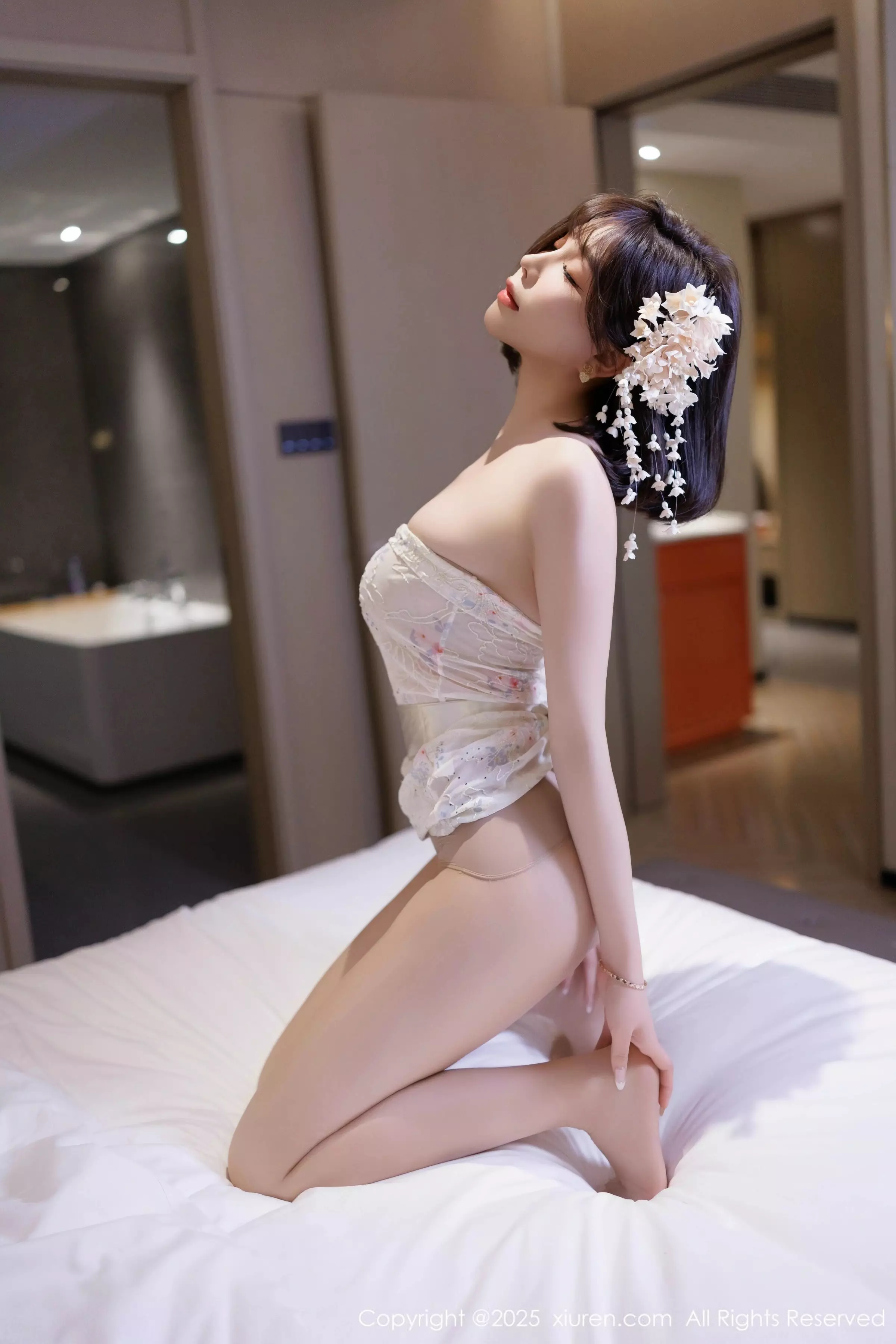 [[XiuRen秀人网]秀人网]No.10048_女神徐莉芝Booty性感白色上衣配黑色短裙秀曼妙身姿诱惑写真82P