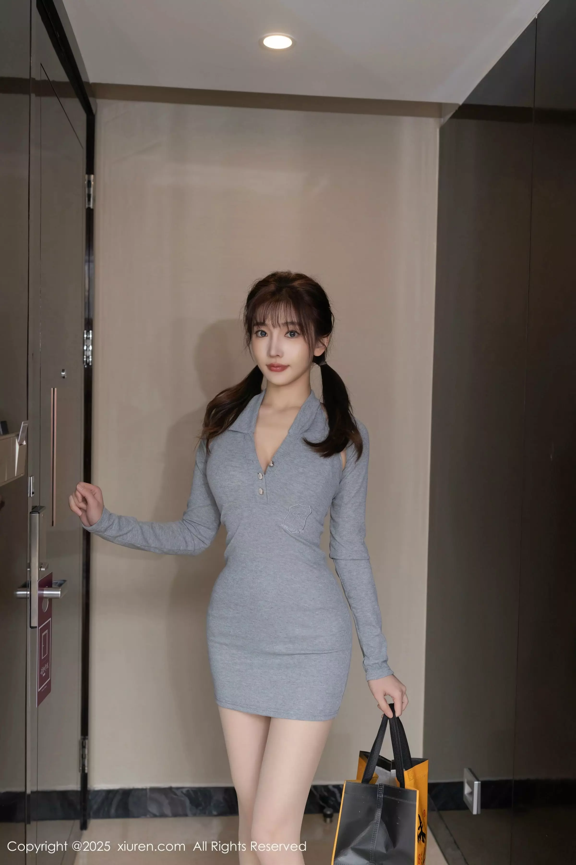 [[XiuRen秀人网]秀人网]No.10049_模特陆萱萱性感灰色连衣短裙配超薄肉丝秀柔美身姿诱惑写真80P