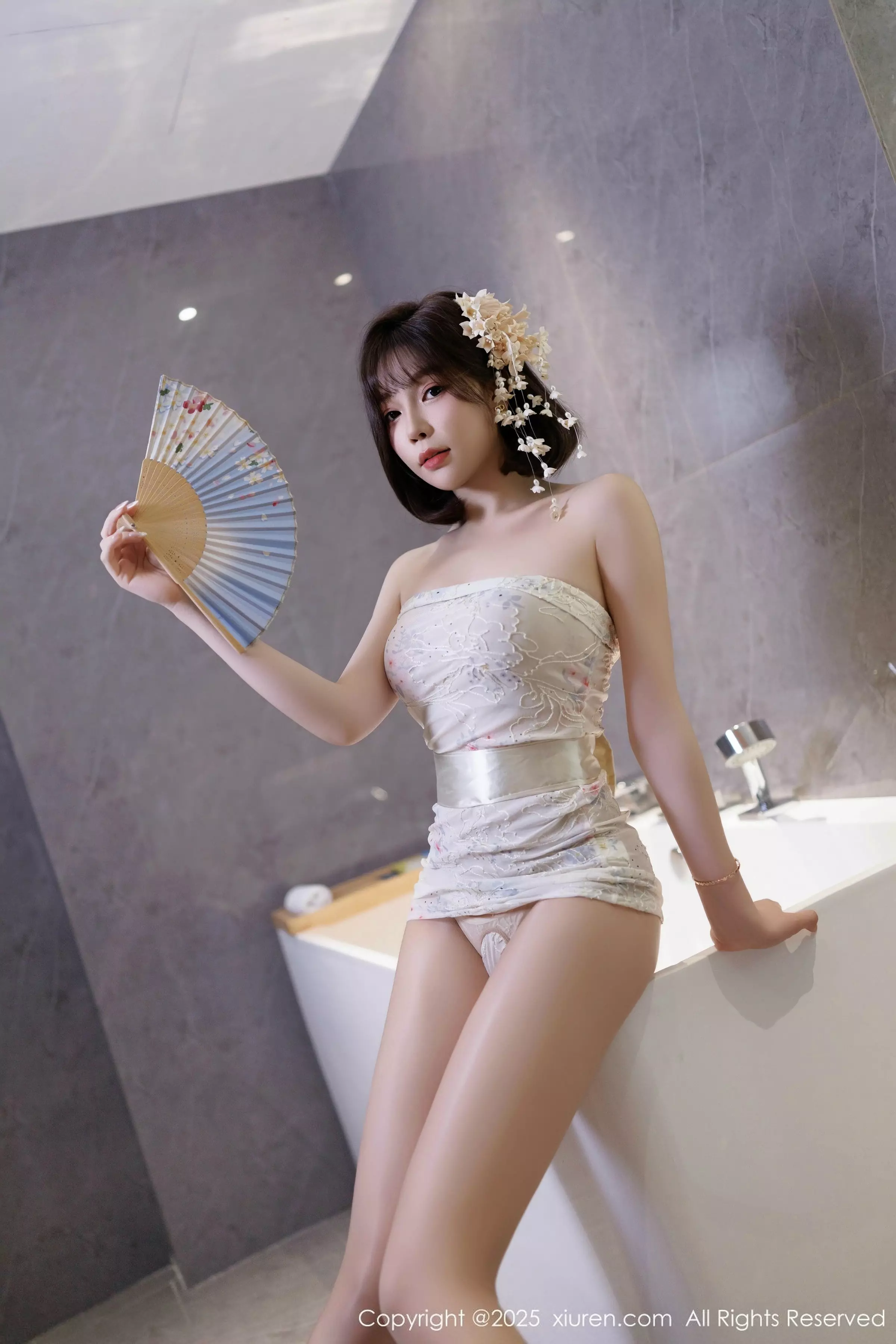 [[XiuRen秀人网]秀人网]No.10048_女神徐莉芝Booty性感白色上衣配黑色短裙秀曼妙身姿诱惑写真82P