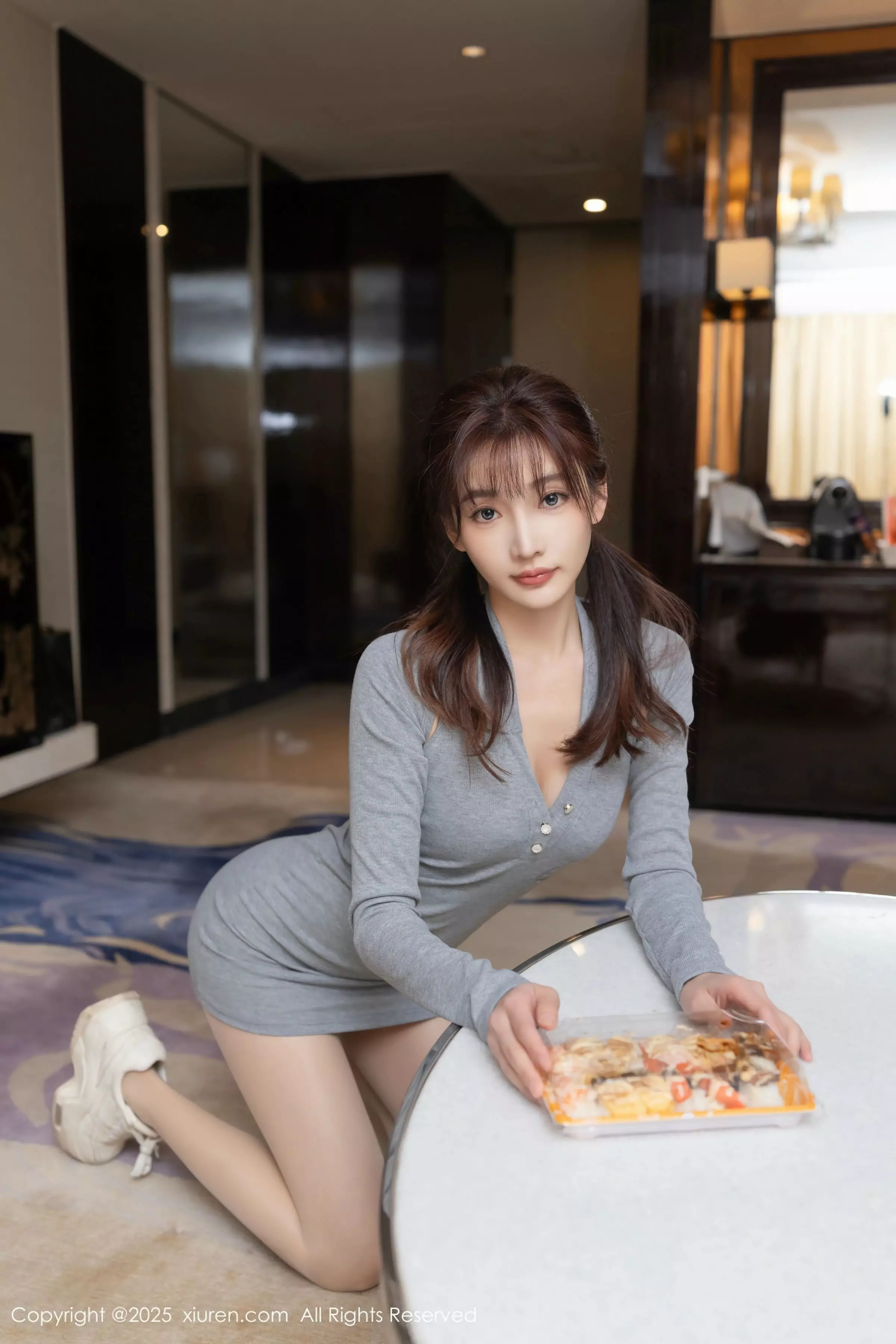 [[XiuRen秀人网]秀人网]No.10049_模特陆萱萱性感灰色连衣短裙配超薄肉丝秀柔美身姿诱惑写真80P