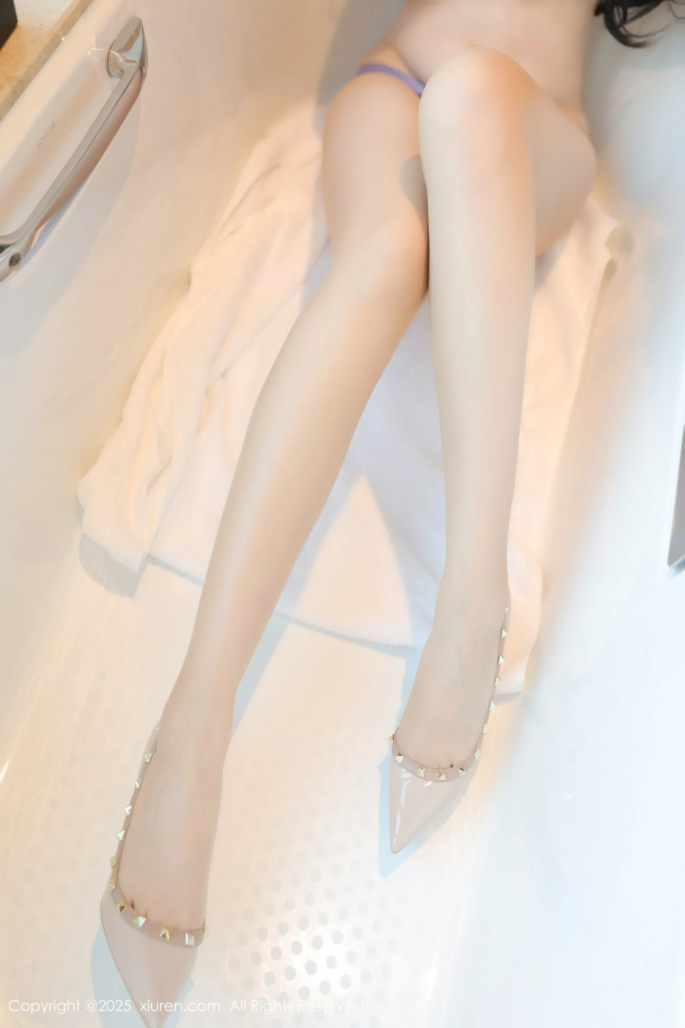 [[XiuRen秀人网]秀人网]No.10165_模特希雅sia性感紫色蕾丝内衣配超薄丝袜秀丰腴身材完美诱惑写真79P