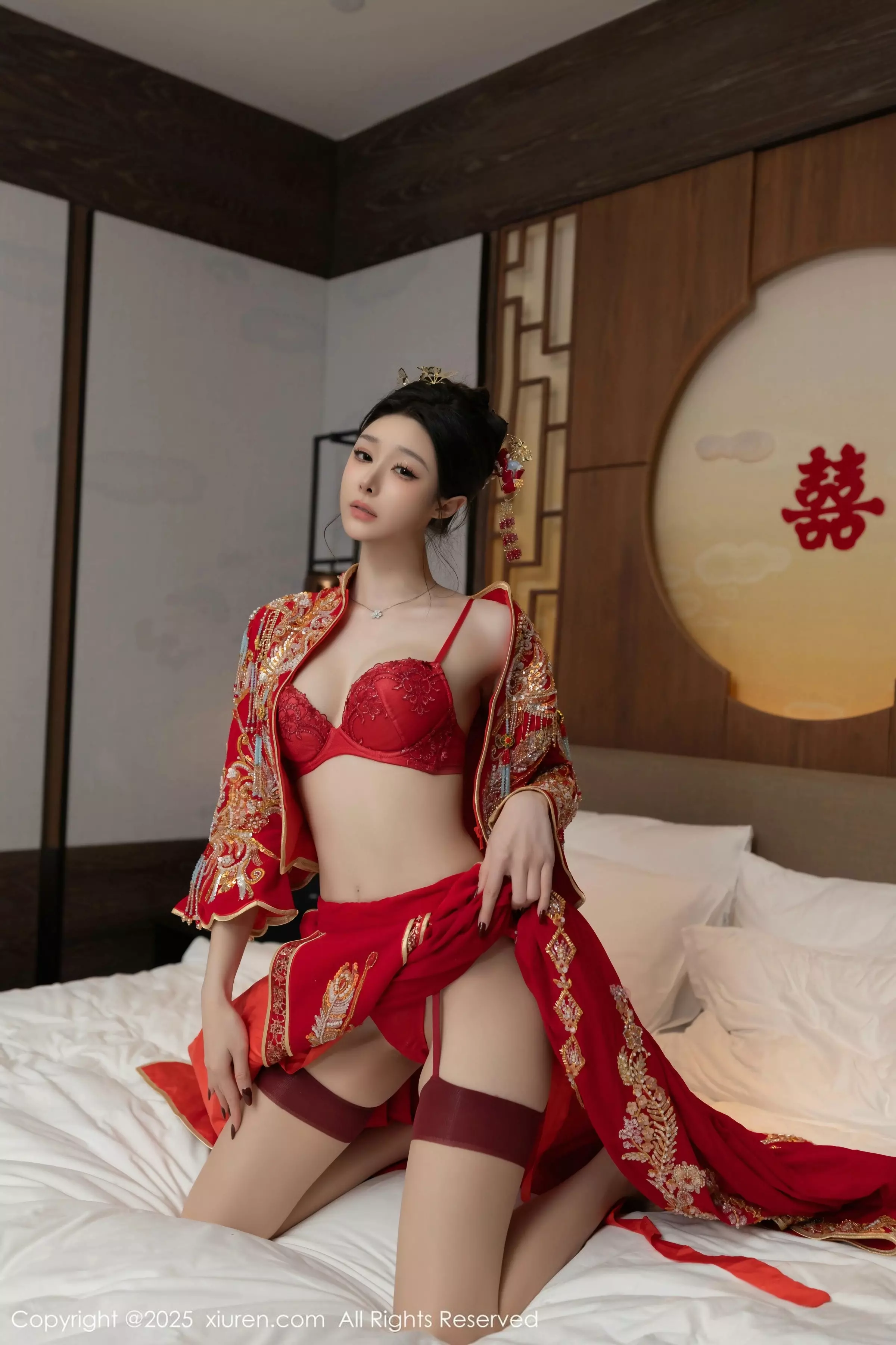 [[XiuRen秀人网]秀人网]No.10055_模特小逗逗新婚主题性感红色蕾丝内衣配黑丝吊袜完美诱惑写真82P