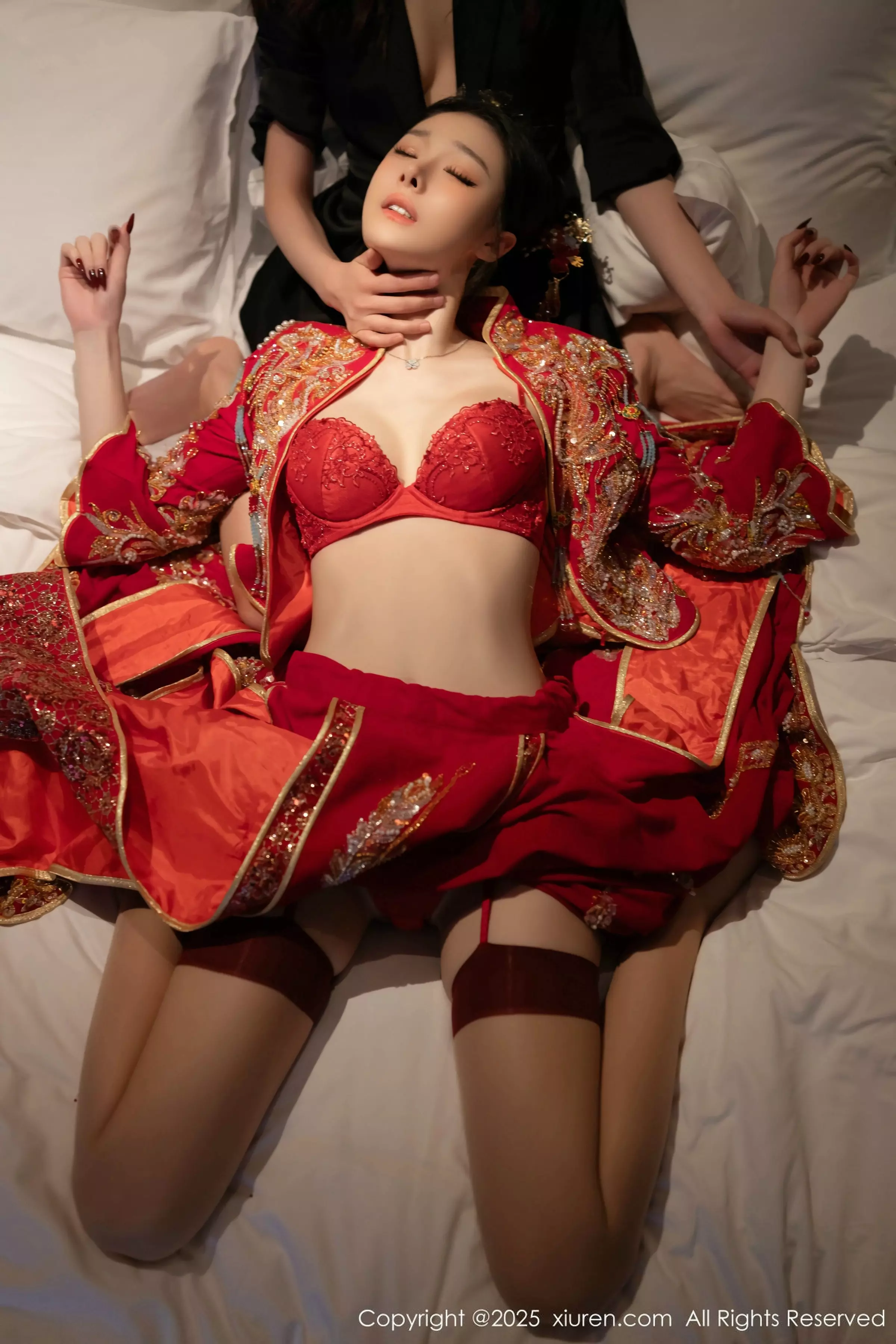 [[XiuRen秀人网]秀人网]No.10055_模特小逗逗新婚主题性感红色蕾丝内衣配黑丝吊袜完美诱惑写真82P