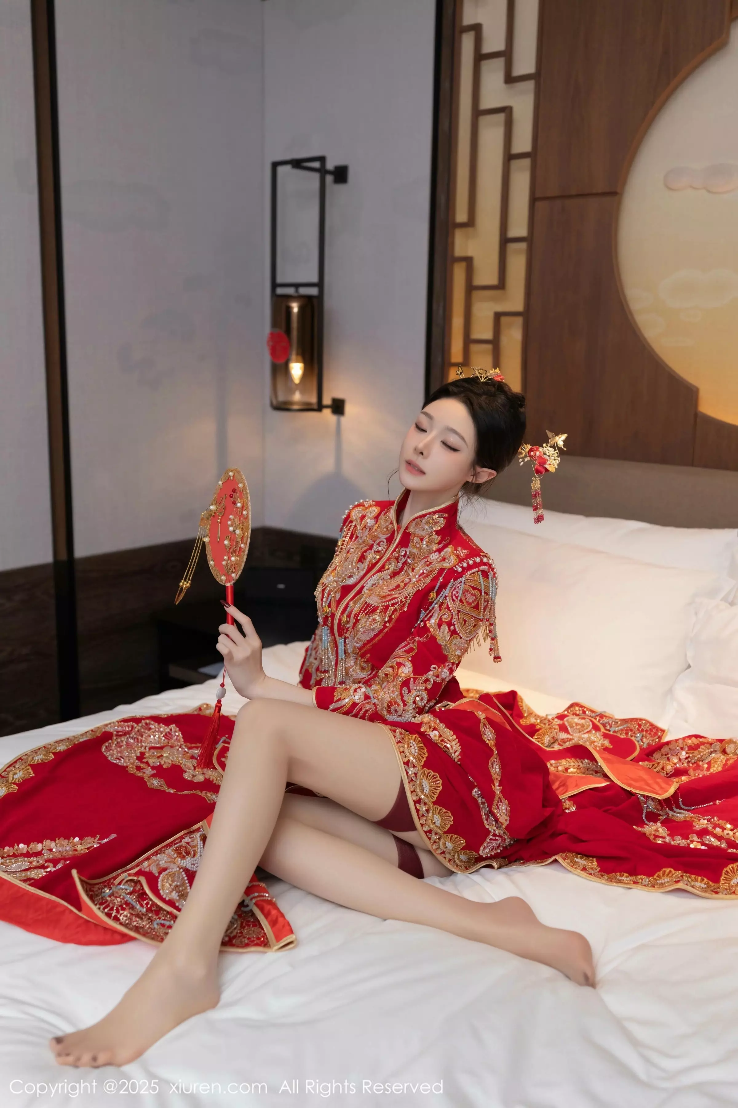 [[XiuRen秀人网]秀人网]No.10055_模特小逗逗新婚主题性感红色蕾丝内衣配黑丝吊袜完美诱惑写真82P