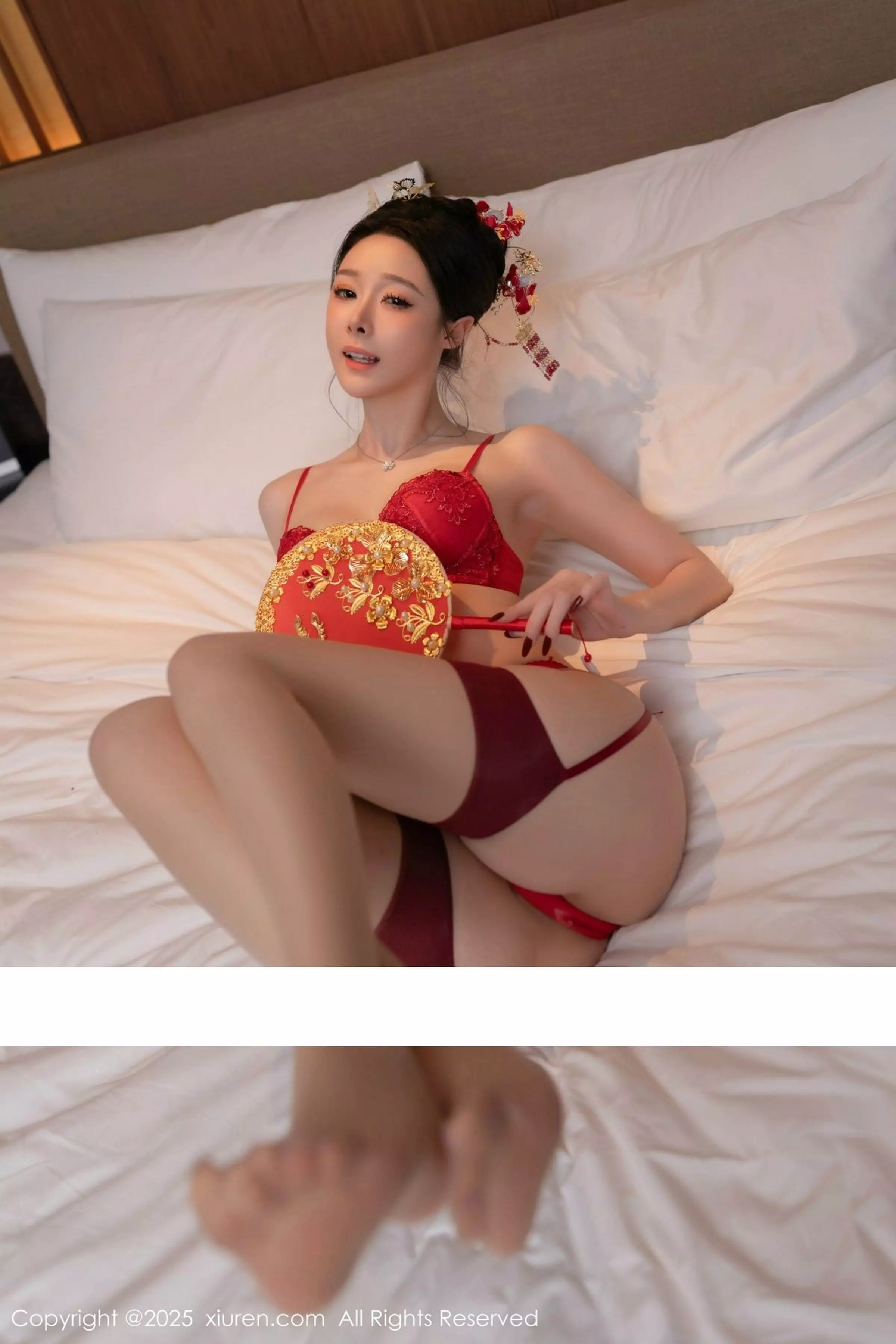 [[XiuRen秀人网]秀人网]No.10055_模特小逗逗新婚主题性感红色蕾丝内衣配黑丝吊袜完美诱惑写真82P