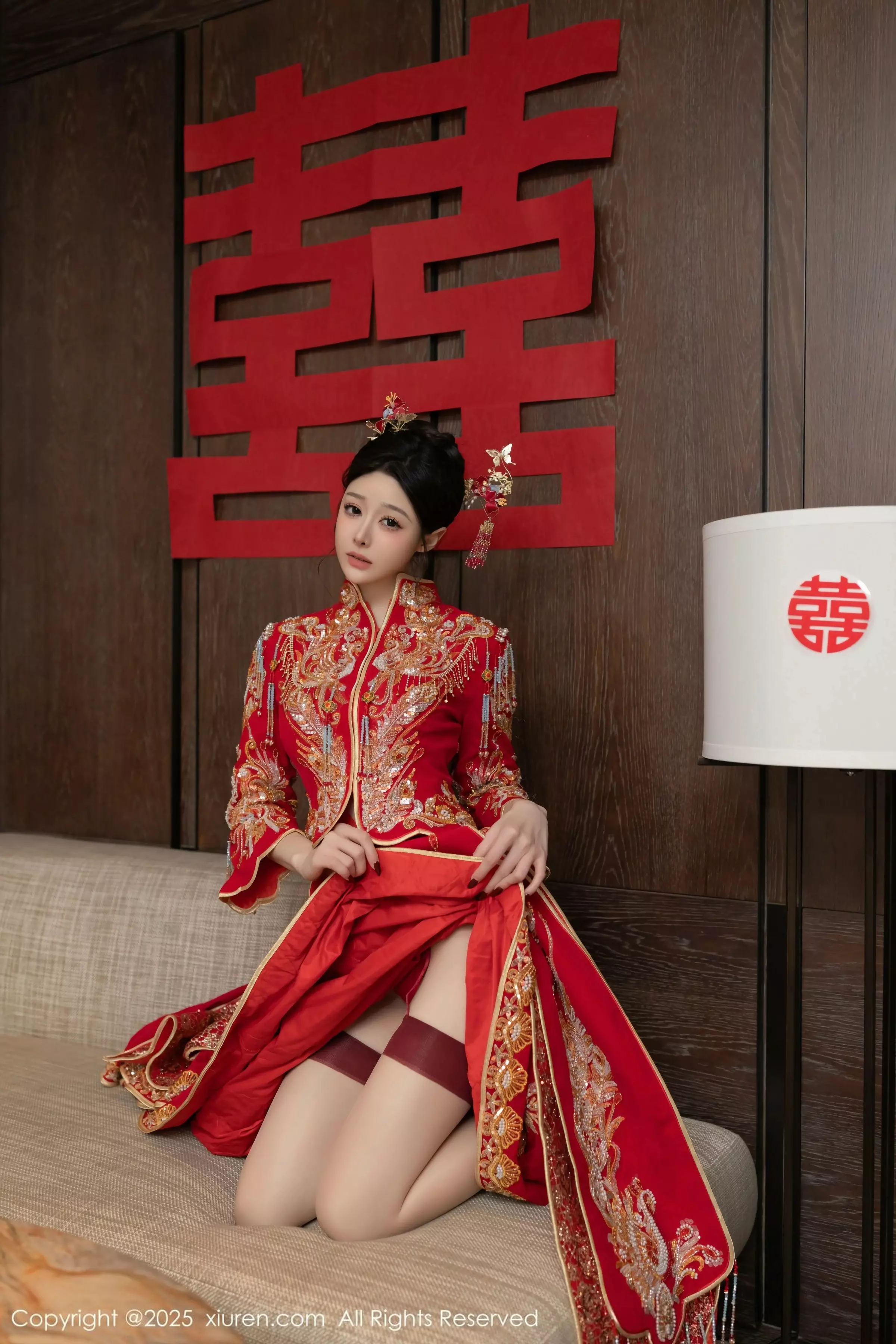 [[XiuRen秀人网]秀人网]No.10055_模特小逗逗新婚主题性感红色蕾丝内衣配黑丝吊袜完美诱惑写真82P