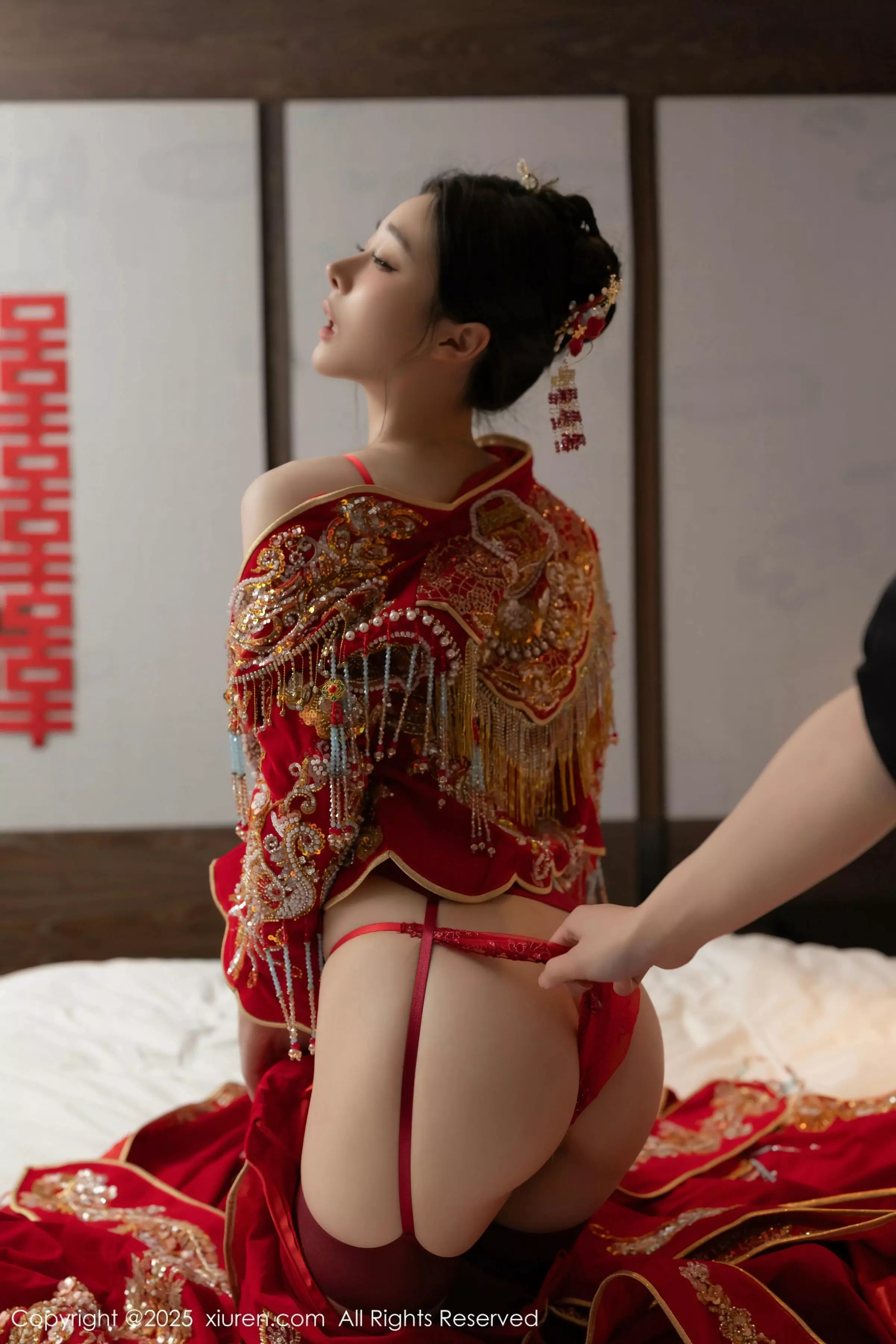 [[XiuRen秀人网]秀人网]No.10055_模特小逗逗新婚主题性感红色蕾丝内衣配黑丝吊袜完美诱惑写真82P