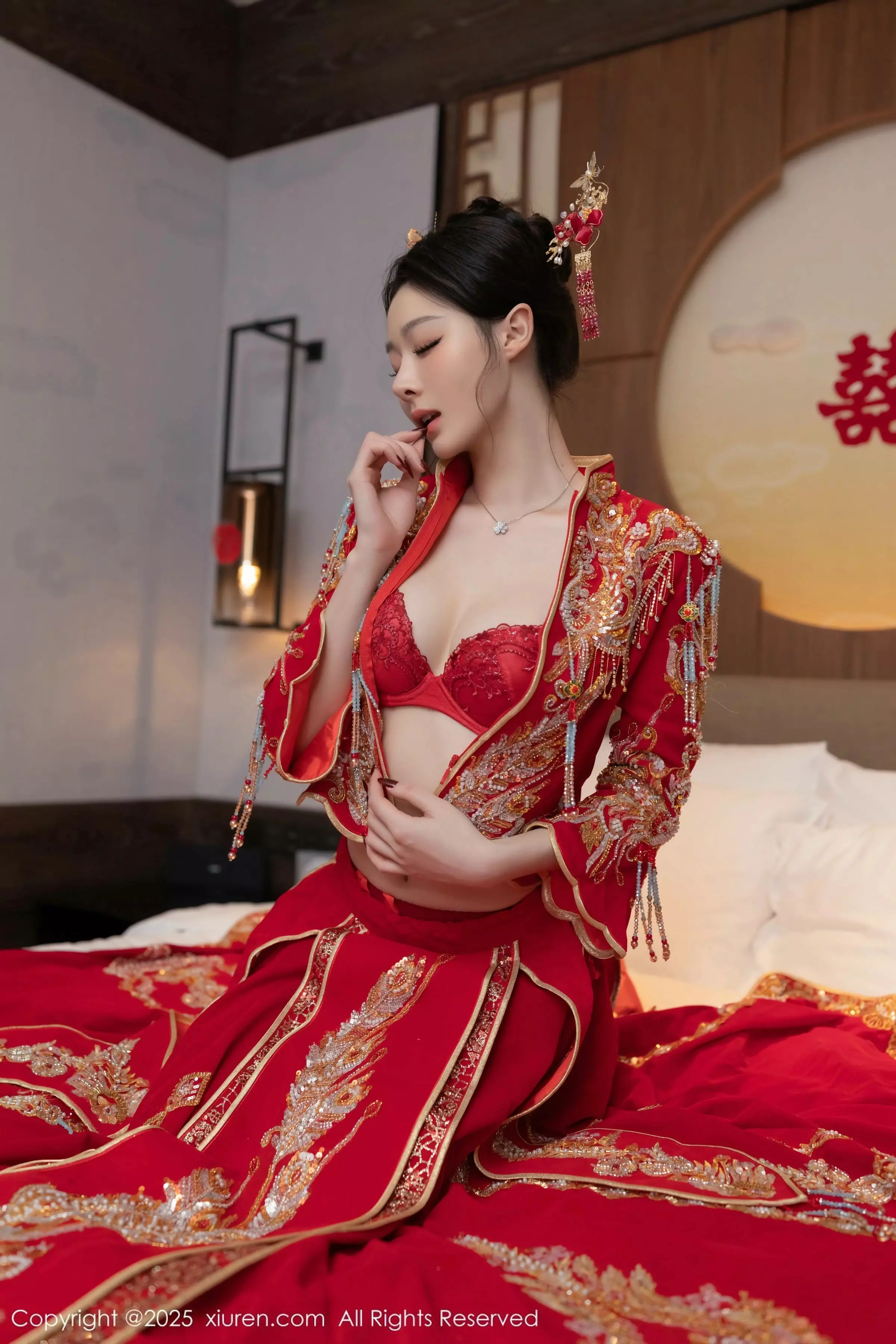 [[XiuRen秀人网]秀人网]No.10055_模特小逗逗新婚主题性感红色蕾丝内衣配黑丝吊袜完美诱惑写真82P