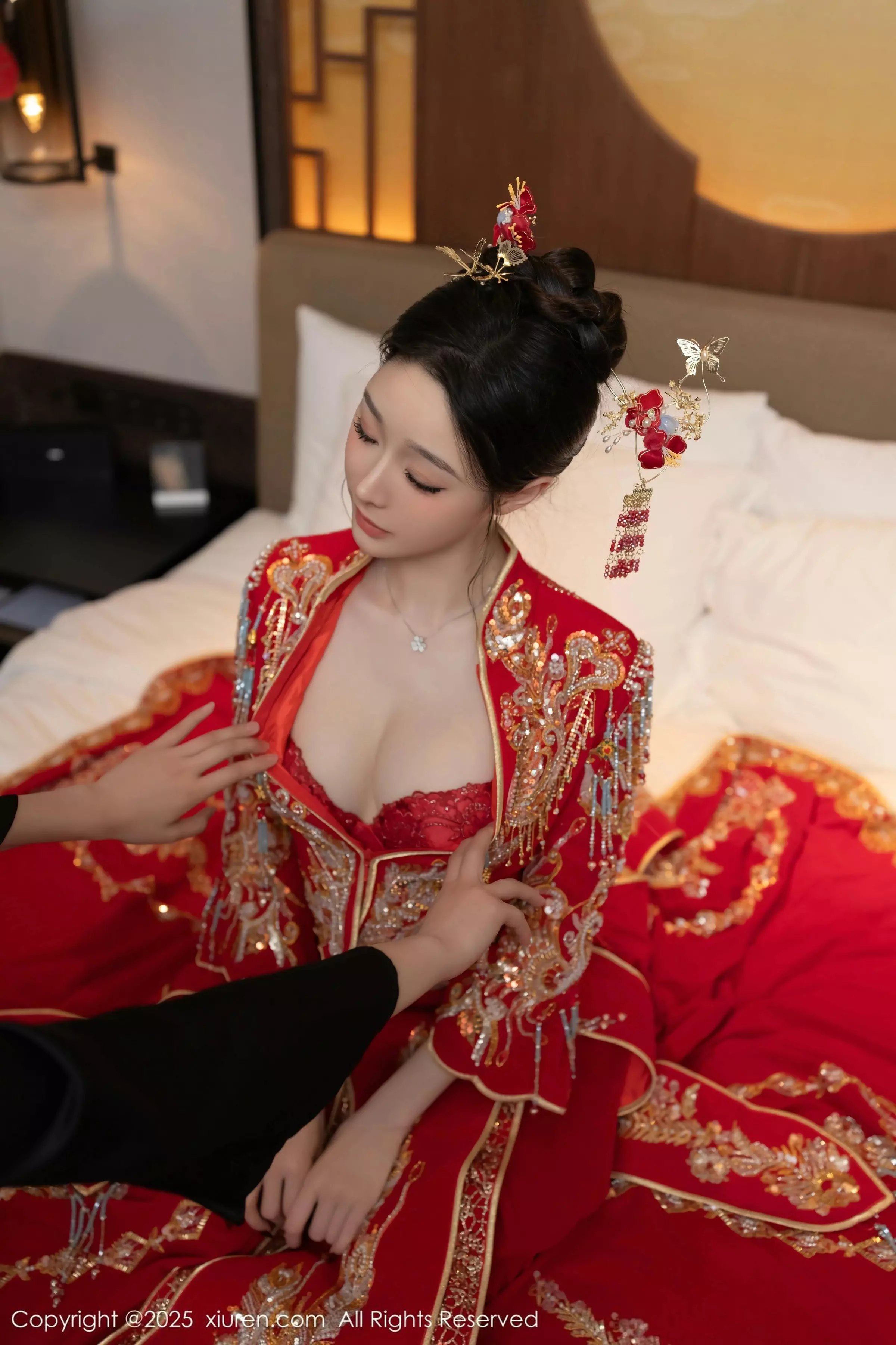 [[XiuRen秀人网]秀人网]No.10055_模特小逗逗新婚主题性感红色蕾丝内衣配黑丝吊袜完美诱惑写真82P