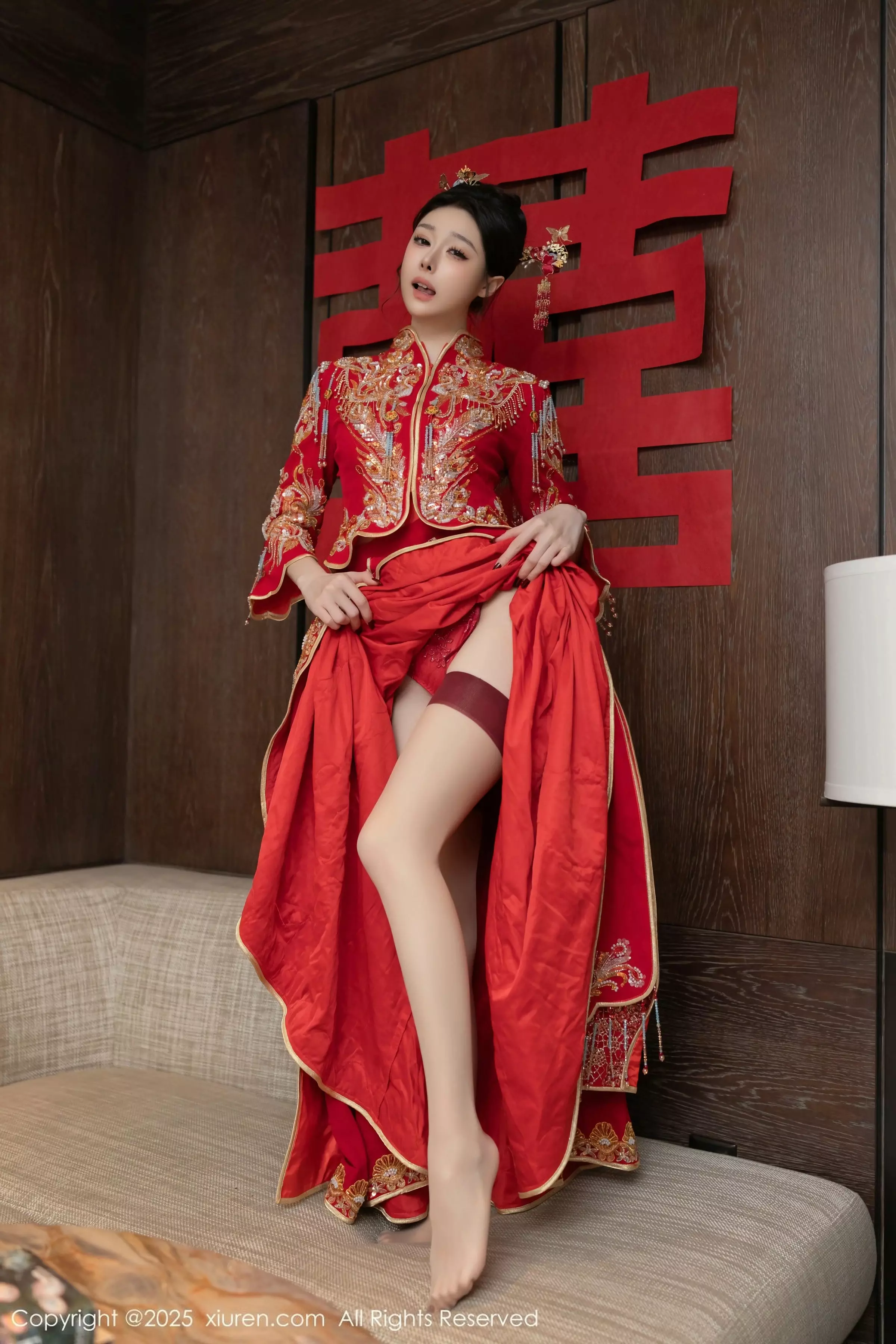 [[XiuRen秀人网]秀人网]No.10055_模特小逗逗新婚主题性感红色蕾丝内衣配黑丝吊袜完美诱惑写真82P