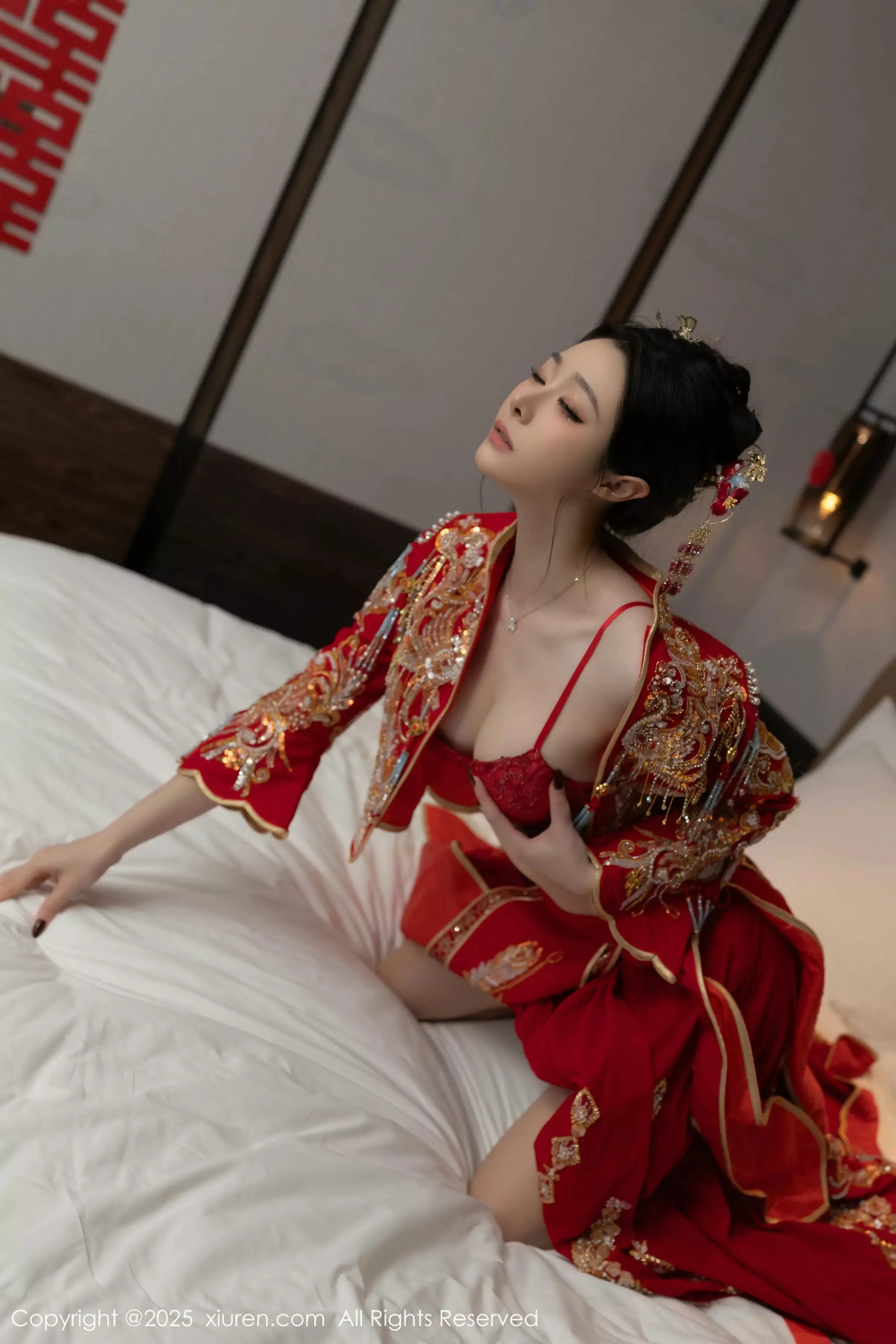 [[XiuRen秀人网]秀人网]No.10055_模特小逗逗新婚主题性感红色蕾丝内衣配黑丝吊袜完美诱惑写真82P