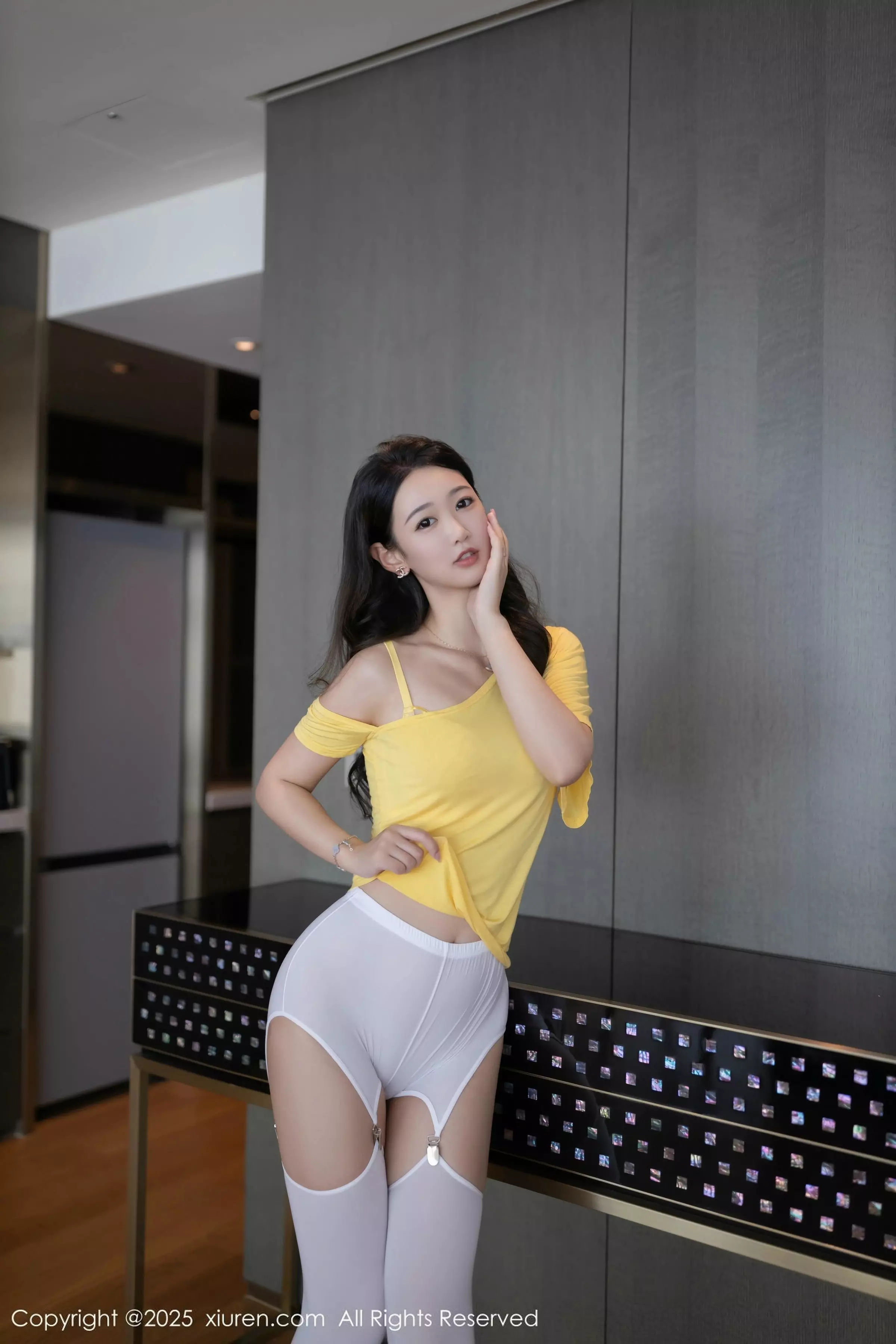 [[XiuRen秀人网]秀人网]No.10062_模特唐安琪性感黄上衣露黄色内衣配白丝吊袜秀曼妙身姿诱惑写真85P