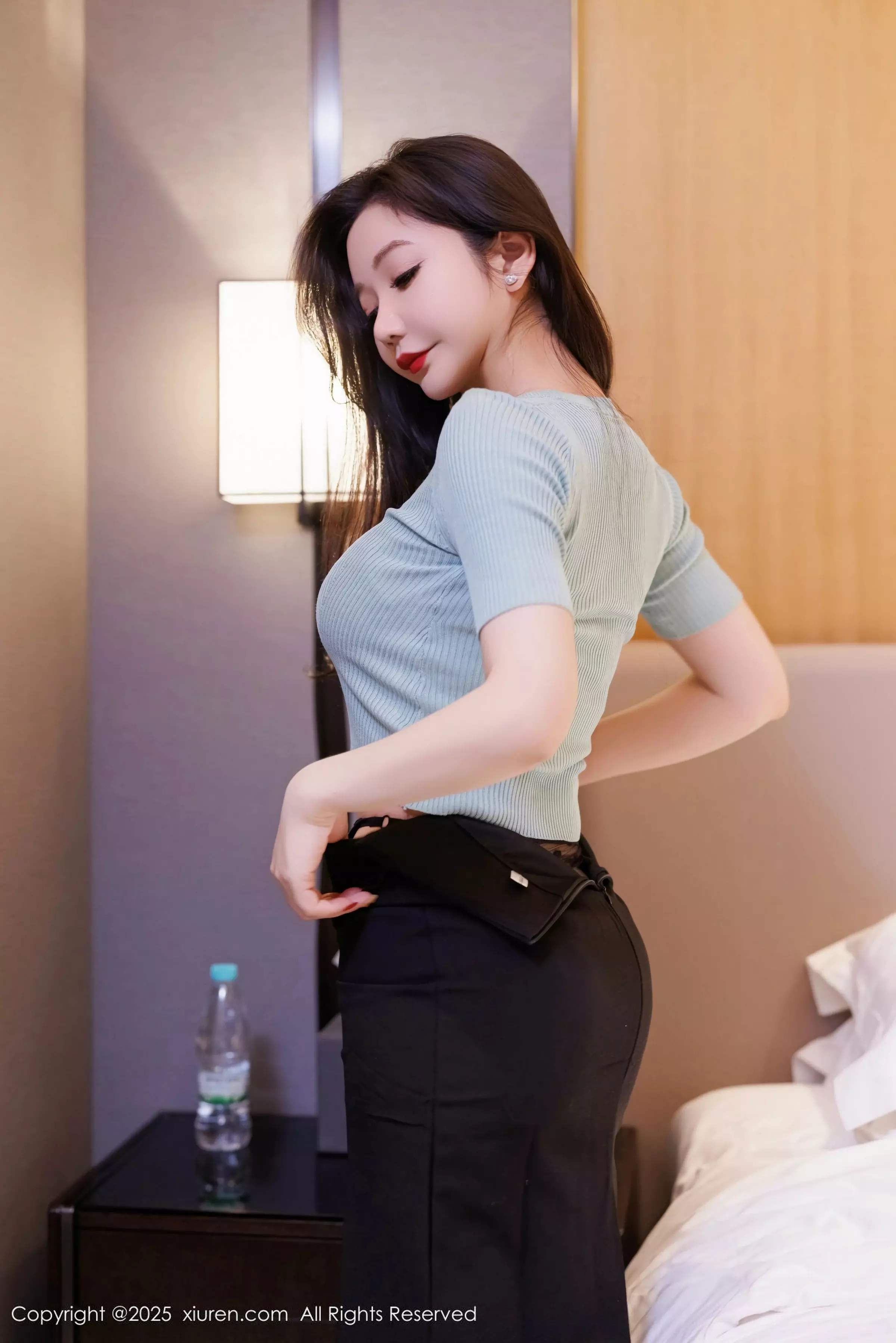 [[XiuRen秀人网]秀人网]No.10060_女神心妍小公主性感蓝T配黑短裙露黑丝吊袜秀翘臀美腿诱惑写真62P