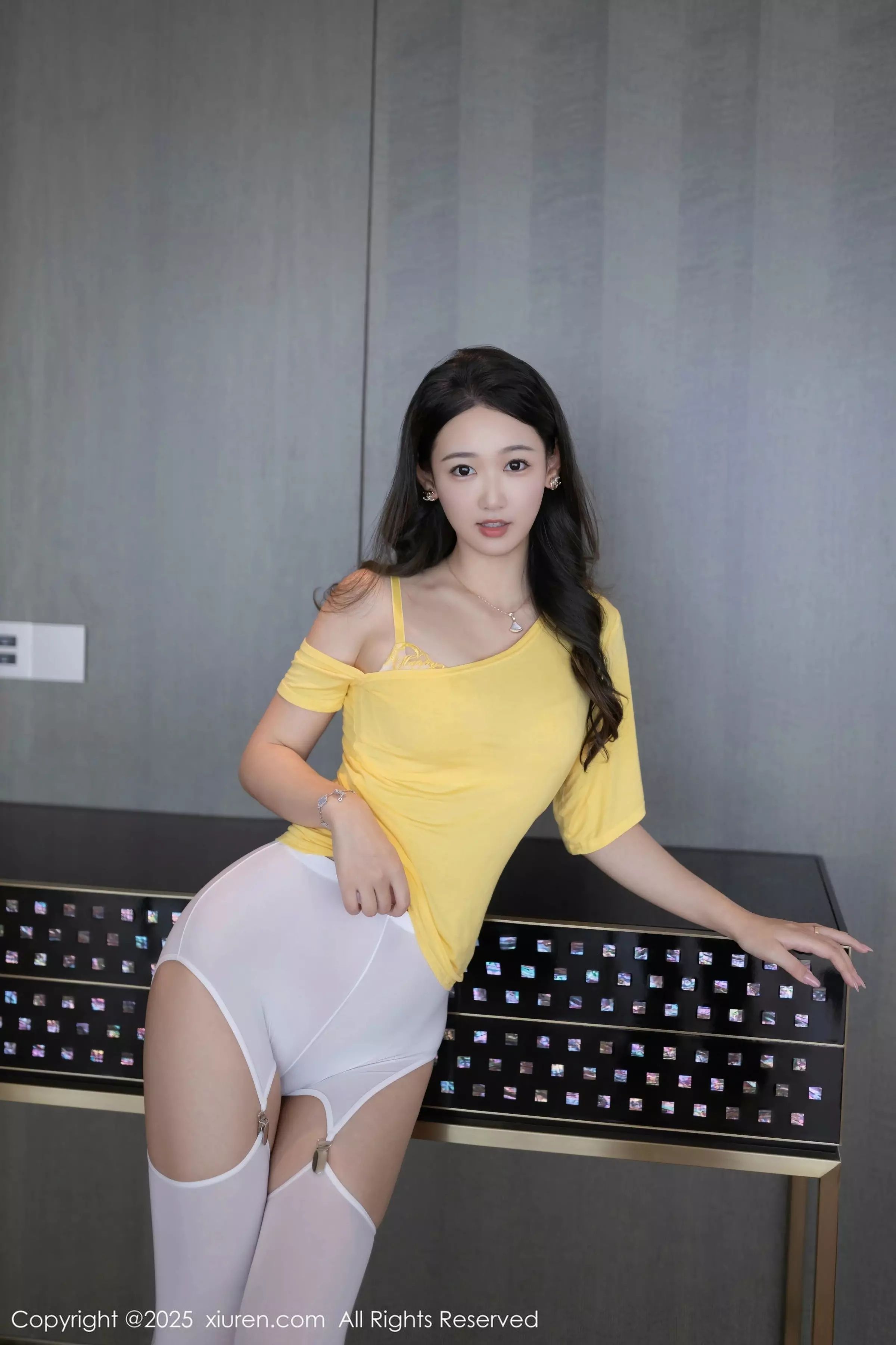 [[XiuRen秀人网]秀人网]No.10062_模特唐安琪性感黄上衣露黄色内衣配白丝吊袜秀曼妙身姿诱惑写真85P