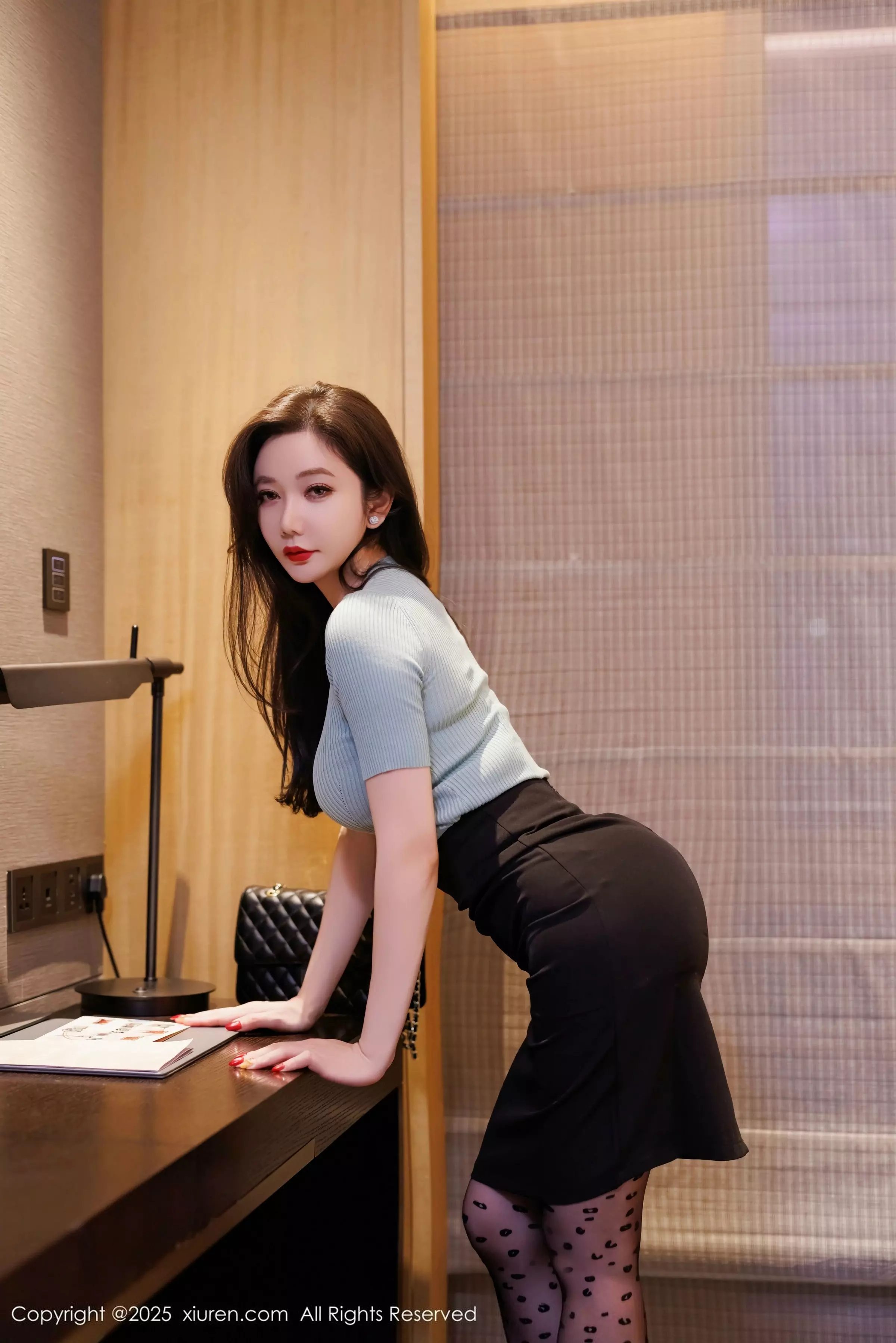 [[XiuRen秀人网]秀人网]No.10060_女神心妍小公主性感蓝T配黑短裙露黑丝吊袜秀翘臀美腿诱惑写真62P