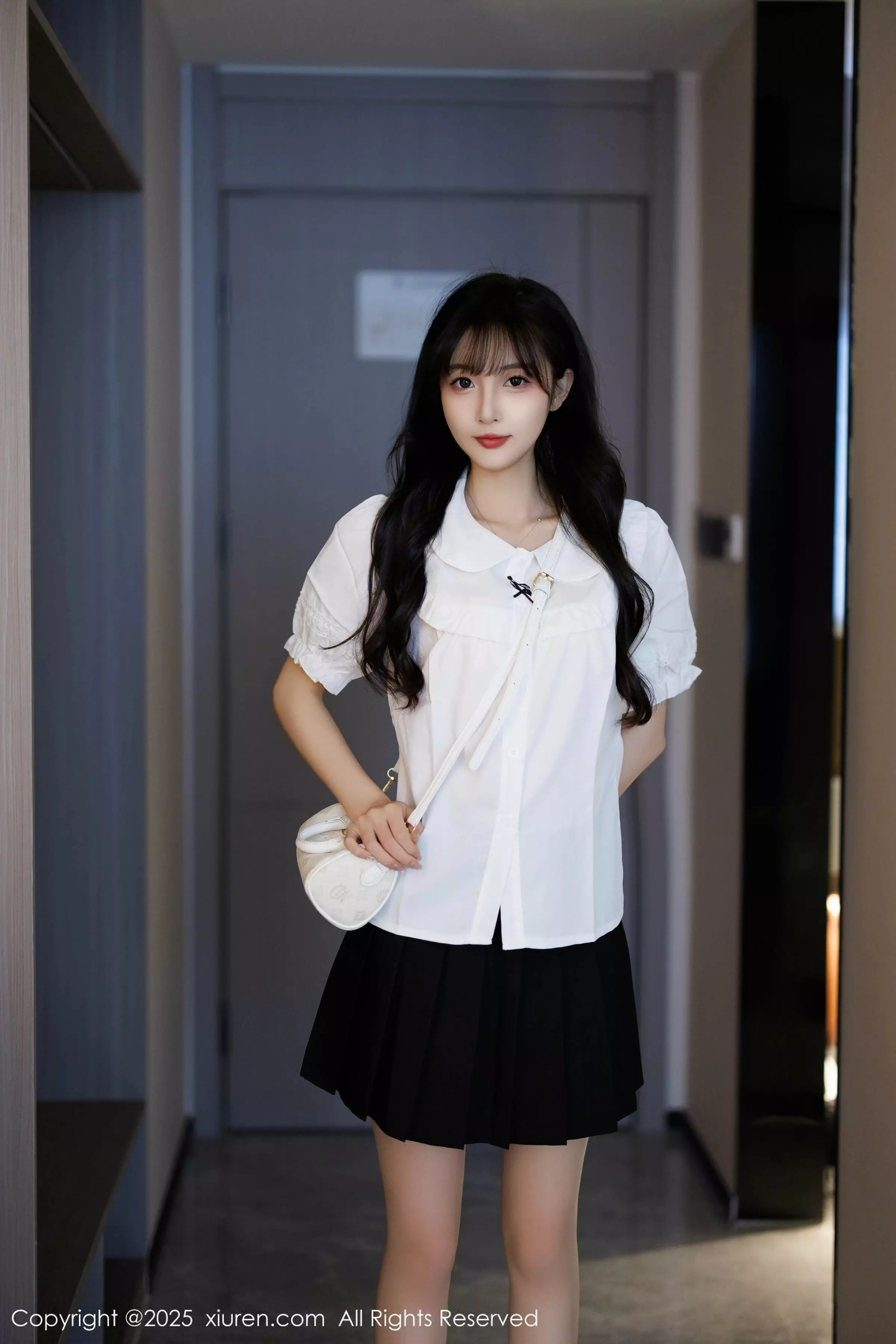 [[XiuRen秀人网]秀人网]No.10067_模特樱桃小阑子性感白色上衣配黑短裙秀曼妙身姿迷人诱惑写真83P