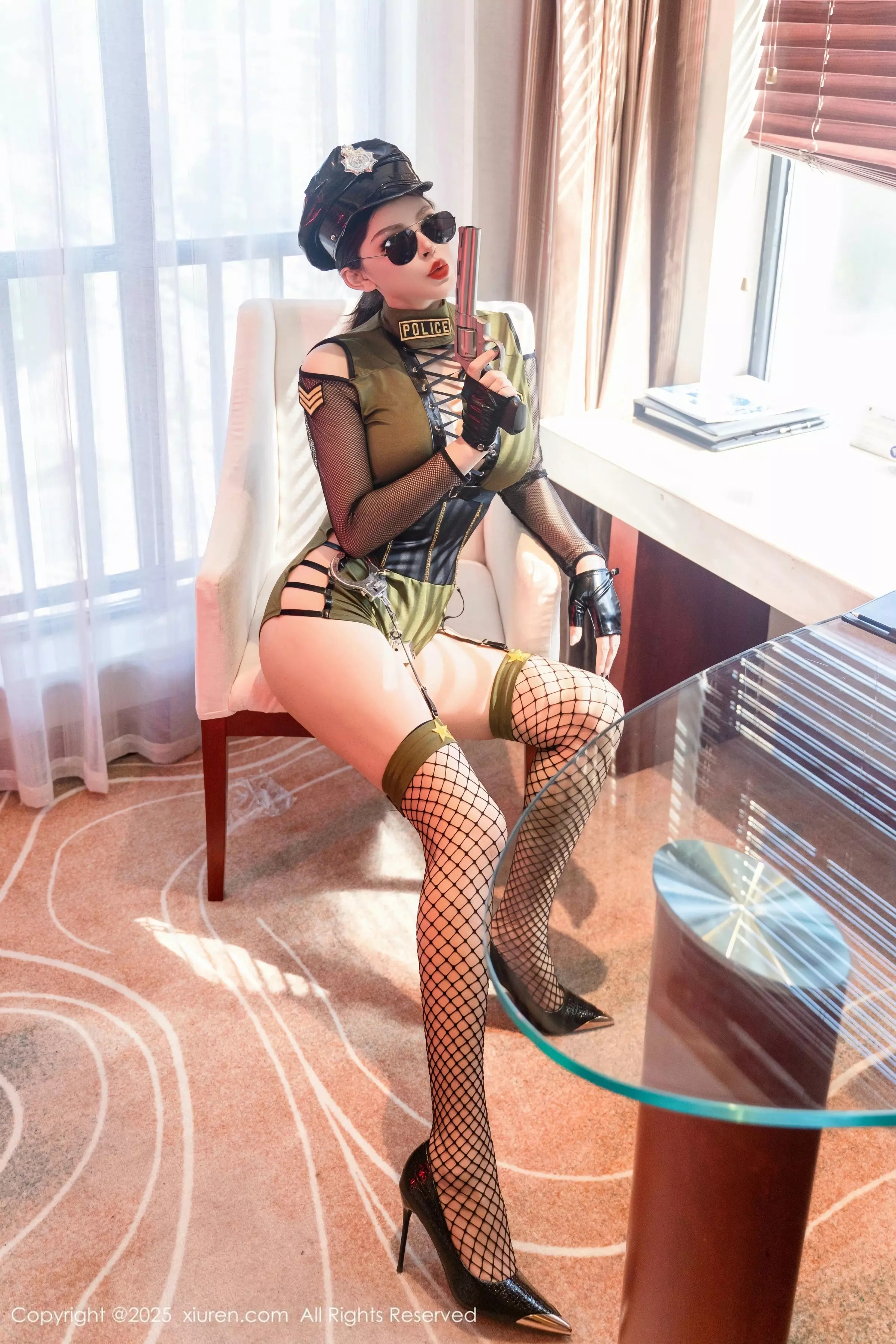 [[XiuRen秀人网]秀人网]No.10064_大美妞伊丽莎有点白性感橄榄绿服饰配黑丝网袜秀美腿诱惑写真98P