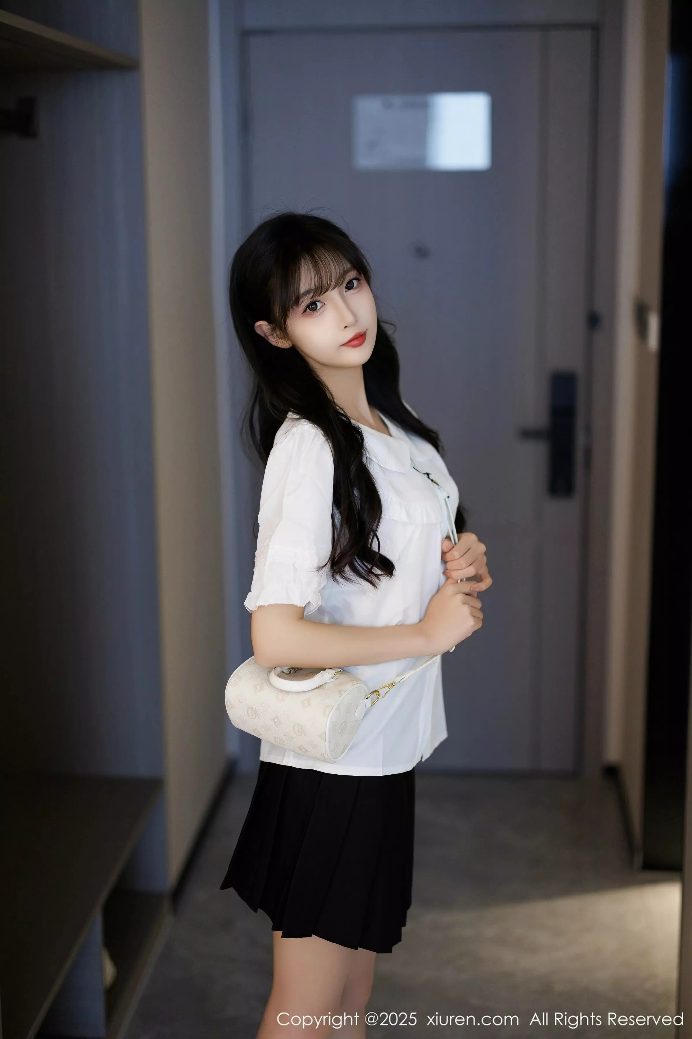 [[XiuRen秀人网]秀人网]No.10067_模特樱桃小阑子性感白色上衣配黑短裙秀曼妙身姿迷人诱惑写真83P