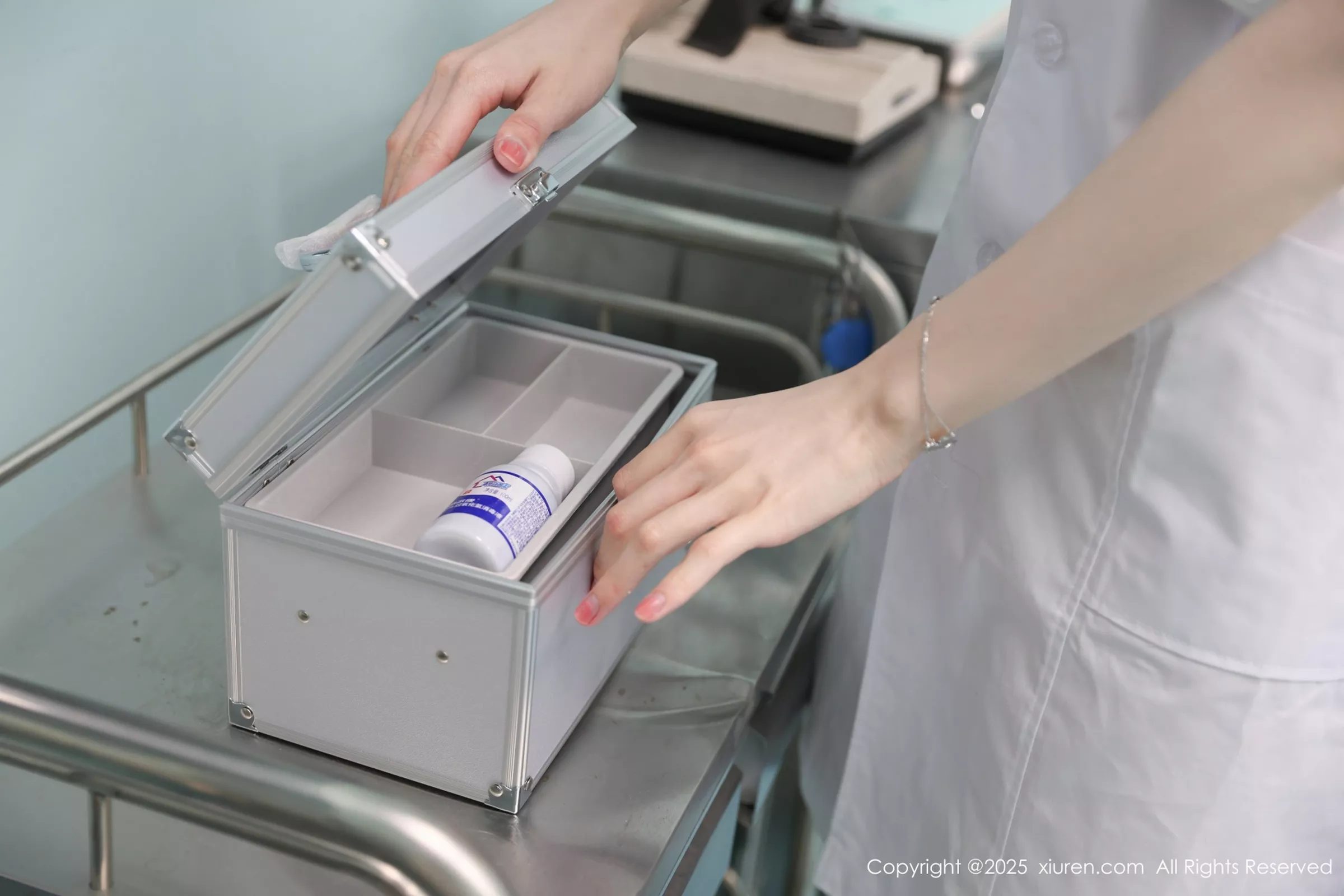 [[XiuRen秀人网]秀人网]No.10190_新人模特布丁wow白色护士制服配超薄肉丝秀修长美腿性感写真80P