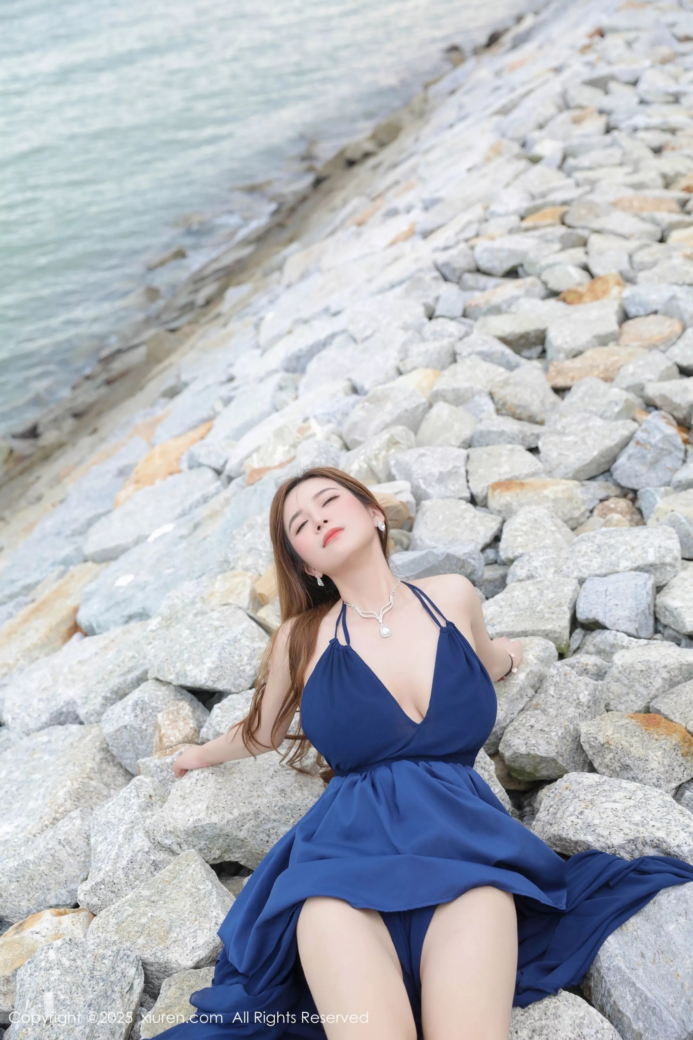 [[XiuRen秀人网]秀人网]No.10195_模特小肉肉咪性感蓝色连衣裙露白色情趣内衣秀凹凸身材诱惑写真67P