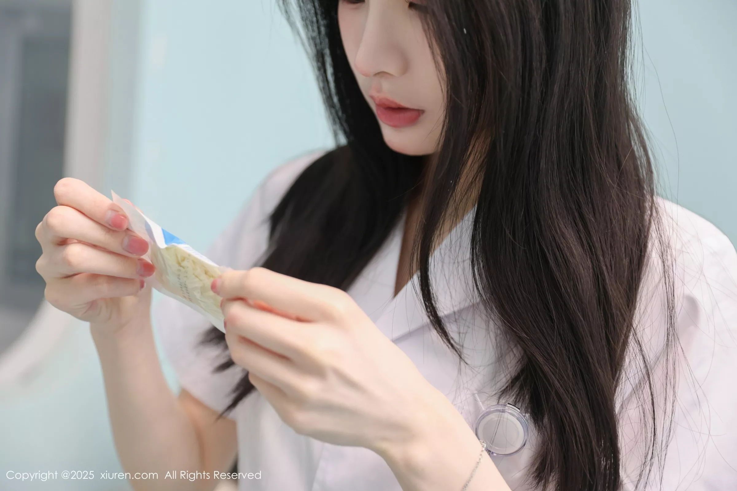 [[XiuRen秀人网]秀人网]No.10190_新人模特布丁wow白色护士制服配超薄肉丝秀修长美腿性感写真80P