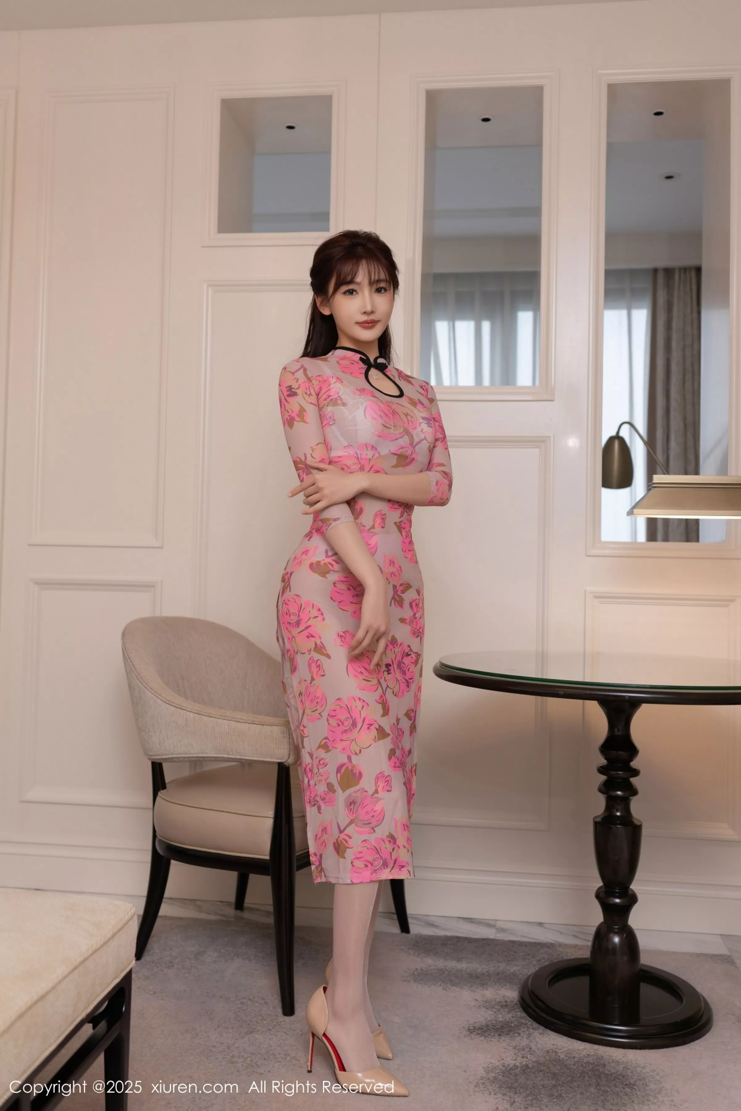 [[XiuRen秀人网]秀人网]No.10196_模特陆萱萱粉色旗袍露白色内衣配粉色丝袜秀柔美身姿诱惑写真80P