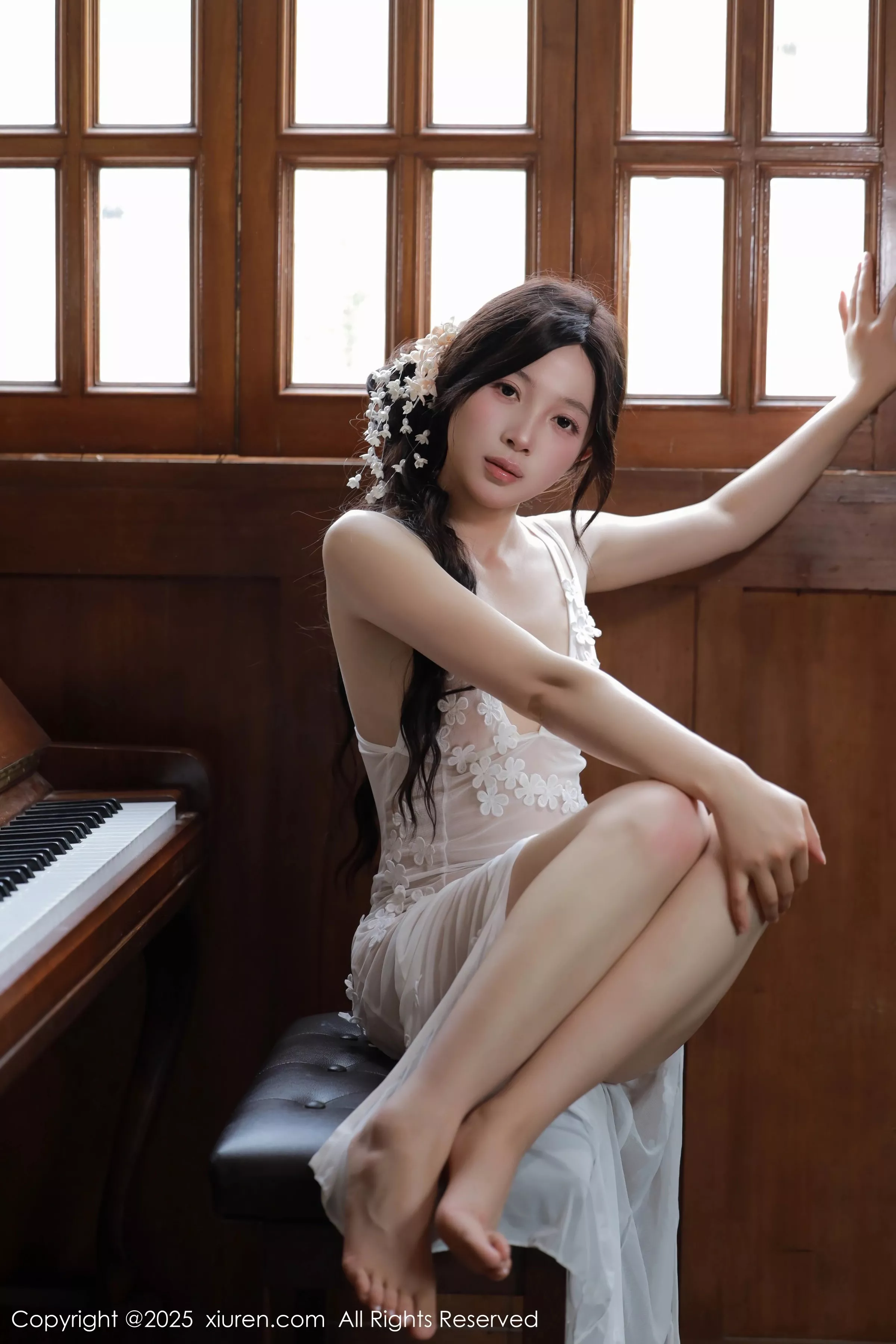 [[XiuRen秀人网]秀人网]No.10198_新人模特橙子酱Lillian白色蕾丝裙露金属情趣内衣秀美腿诱惑写真78P