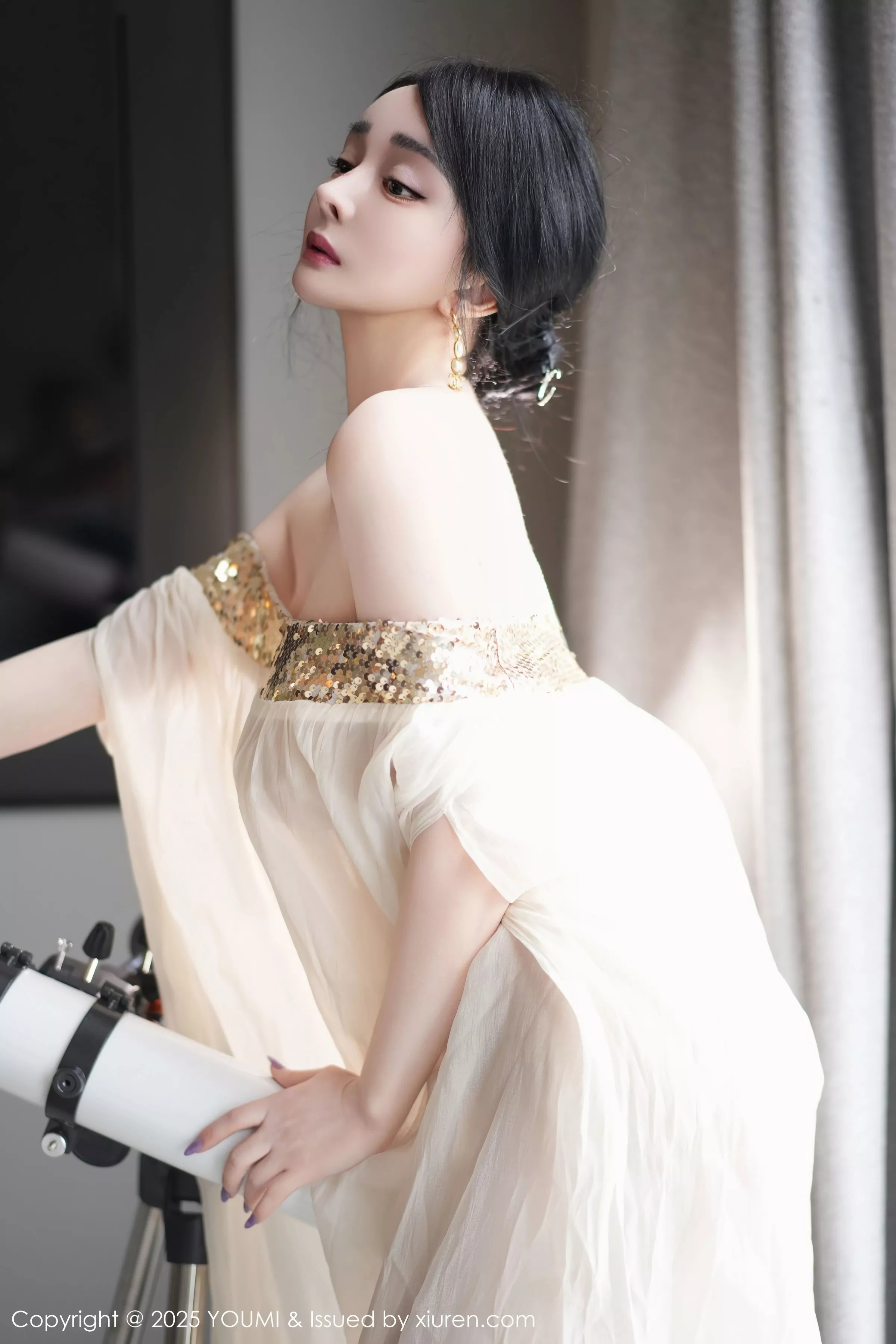 [YouMi尤蜜荟]Vol.1132_模特允爾薄纱服饰露性感金色吊坠式情趣内衣秀丰腴身姿诱惑写真62P