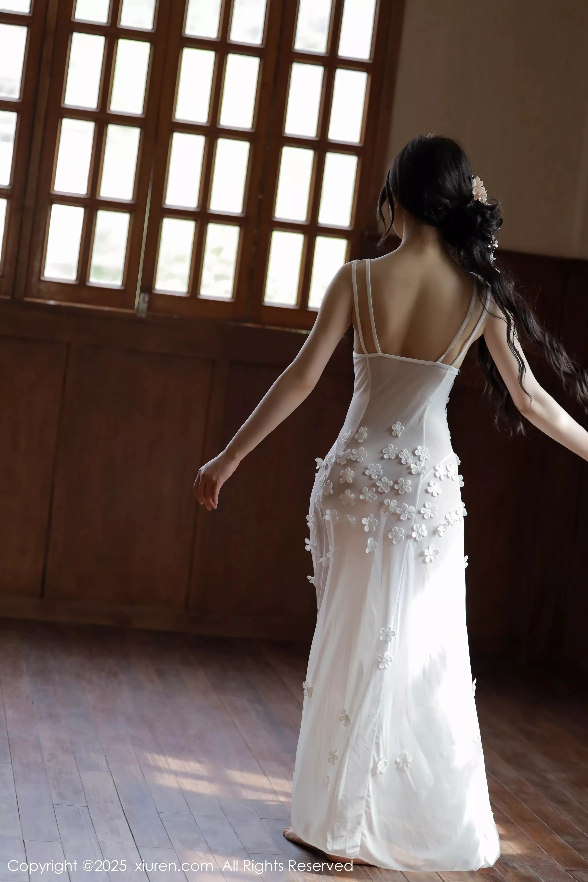 [[XiuRen秀人网]秀人网]No.10198_新人模特橙子酱Lillian白色蕾丝裙露金属情趣内衣秀美腿诱惑写真78P