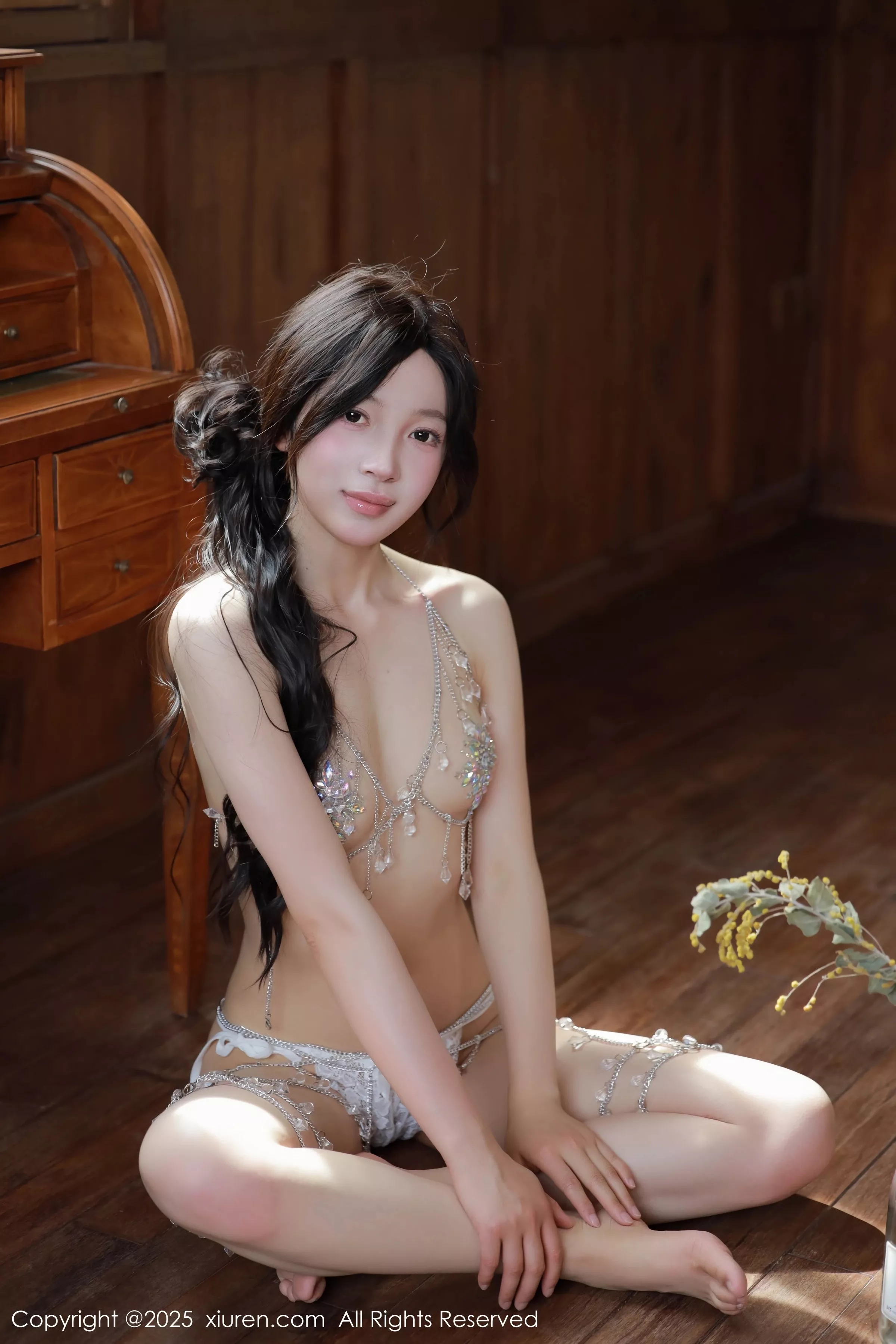 [[XiuRen秀人网]秀人网]No.10198_新人模特橙子酱Lillian白色蕾丝裙露金属情趣内衣秀美腿诱惑写真78P