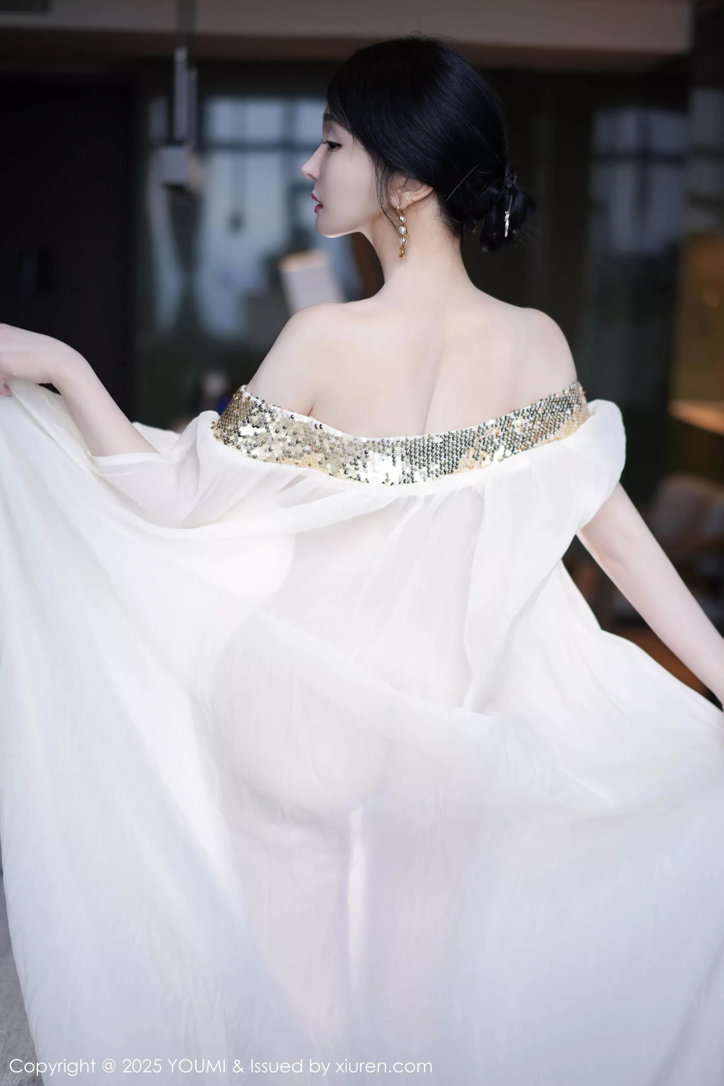 [YouMi尤蜜荟]Vol.1132_模特允爾薄纱服饰露性感金色吊坠式情趣内衣秀丰腴身姿诱惑写真62P