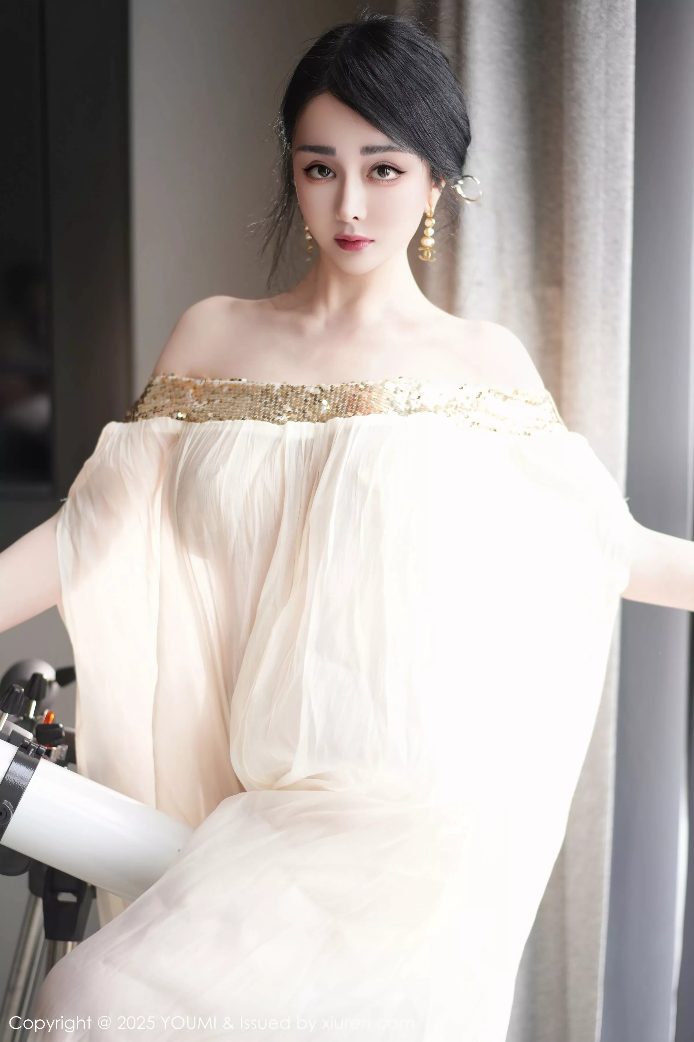 [YouMi尤蜜荟]Vol.1132_模特允爾薄纱服饰露性感金色吊坠式情趣内衣秀丰腴身姿诱惑写真62P